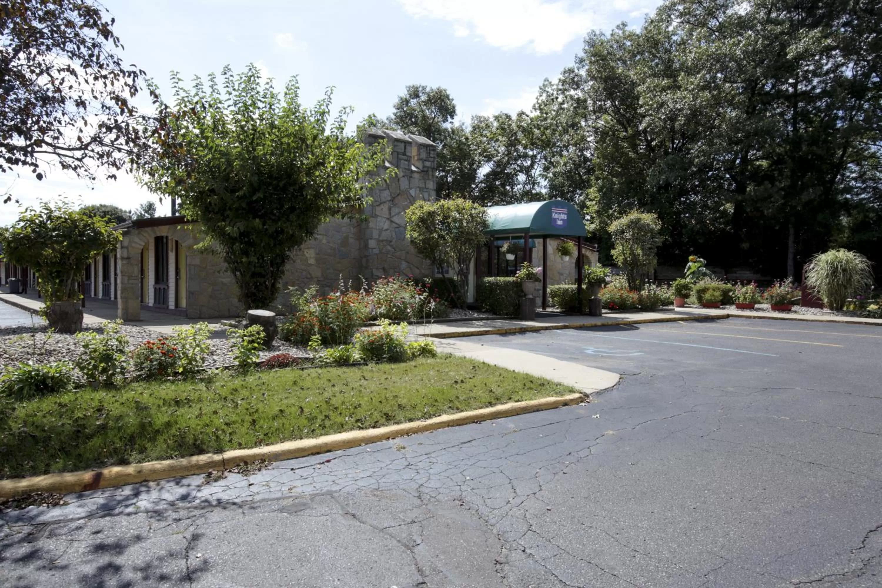 Property logo or sign in Knights Inn - Battle Creek