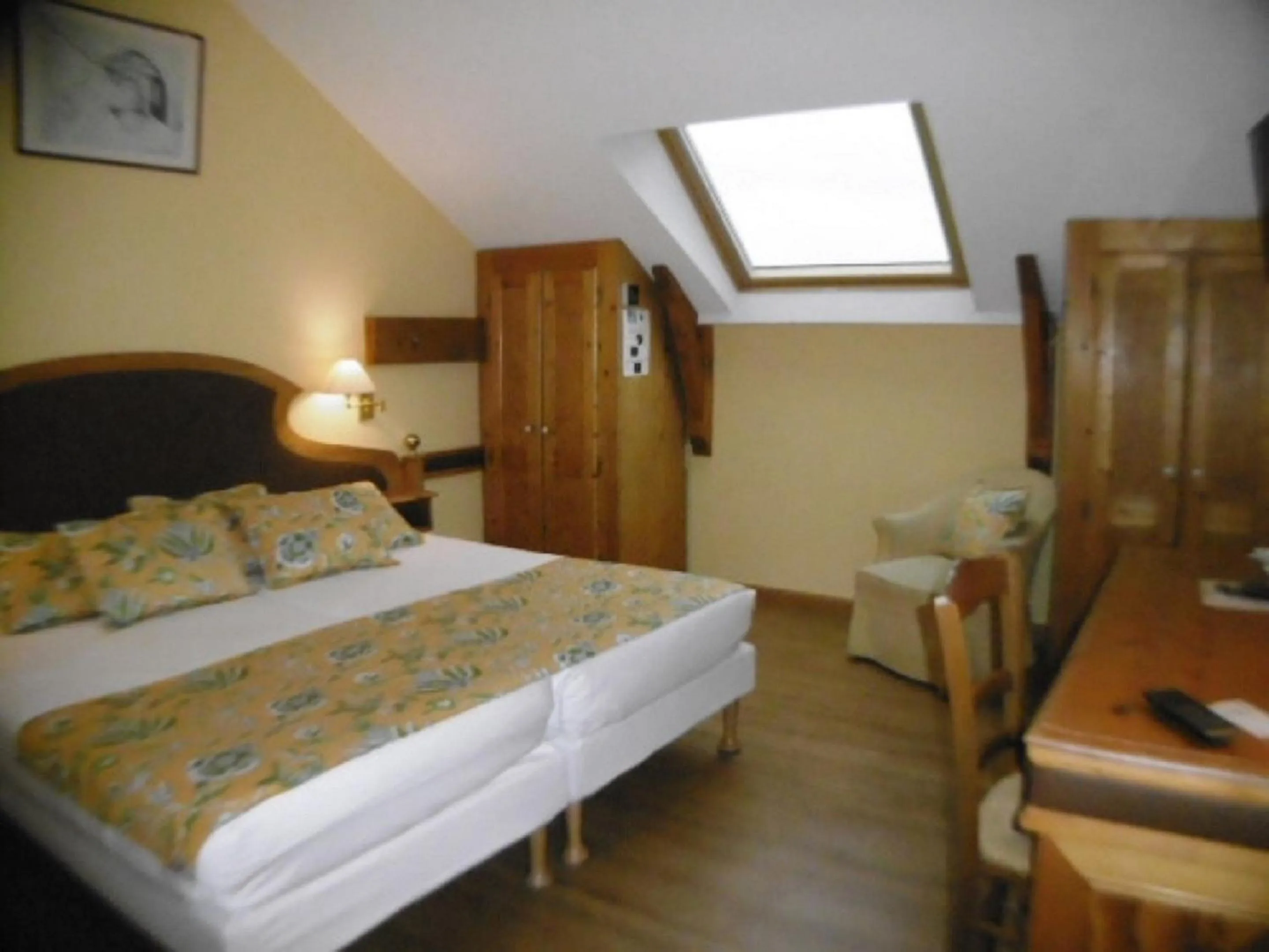 Photo of the whole room, Bed in Hôtel La Flore