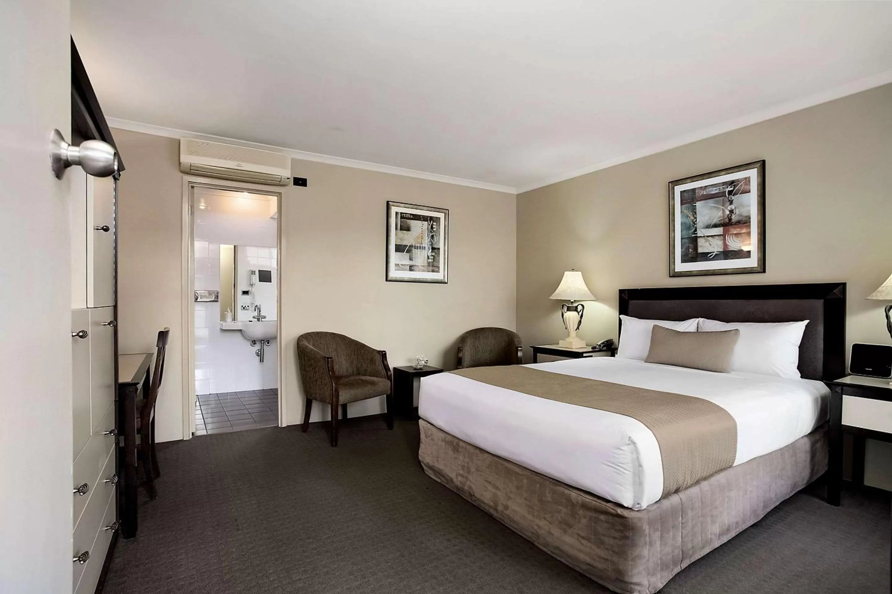 Bedroom, Bed in Comfort Inn On Raglan