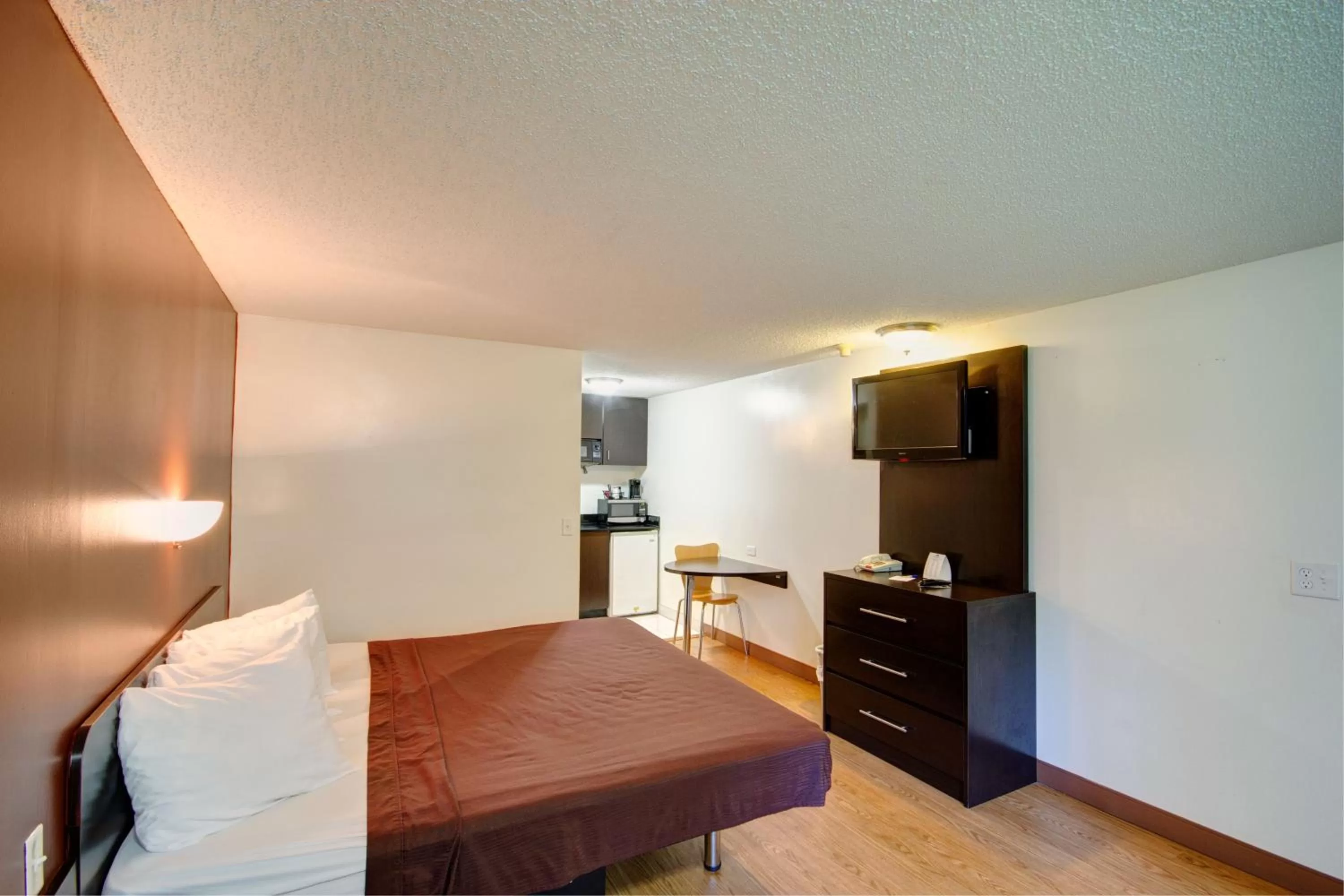 Kitchen or kitchenette, Bed in Americas Best Value Inn Heath-Newark