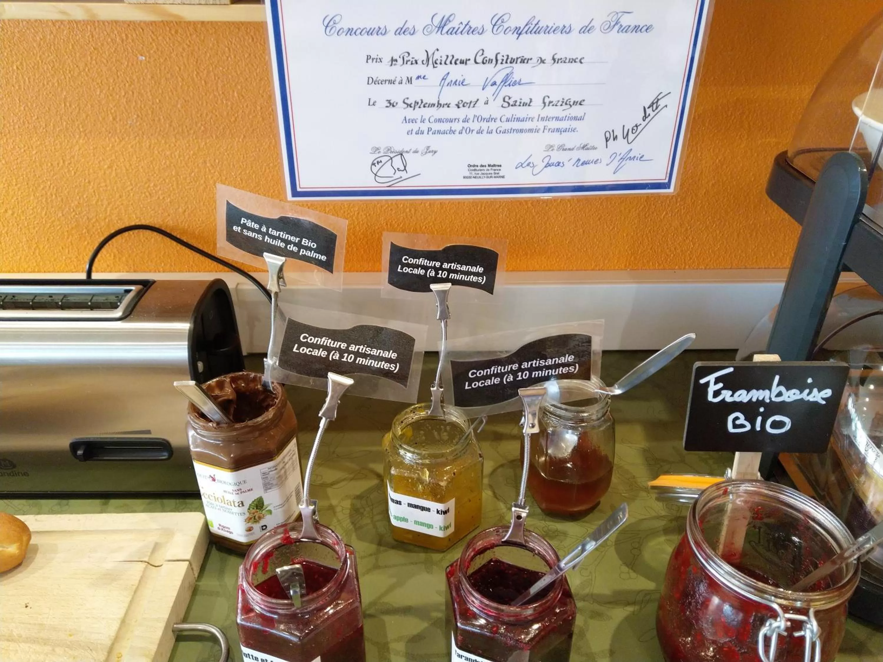 Logo/Certificate/Sign in Fasthotel Well Inn Mâcon sud - un hôtel FH Confort