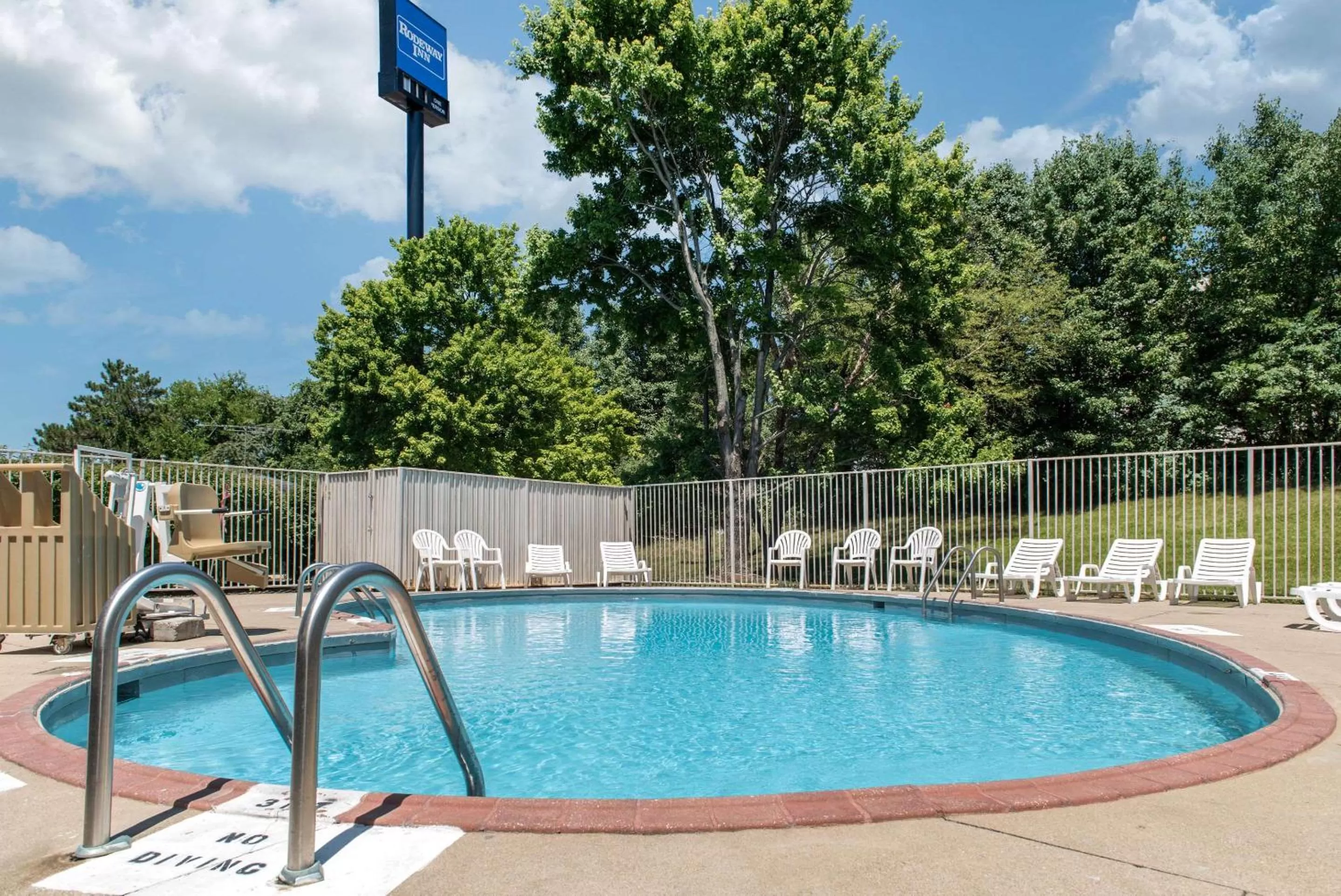 On site, Swimming Pool in Rodeway Inn Sharonville