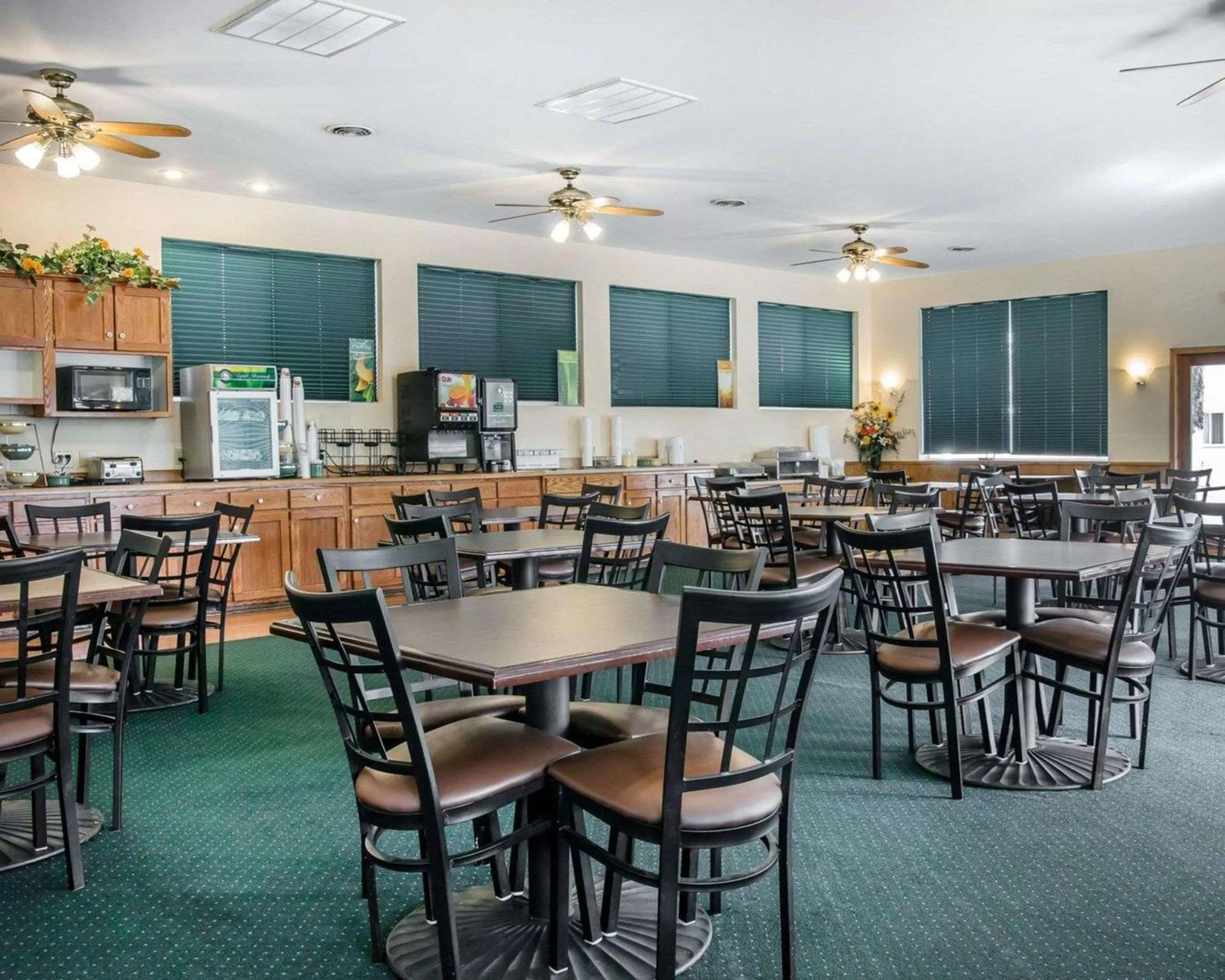 Restaurant/places to eat in Quality Inn & Suites Mackinaw City Beachfront