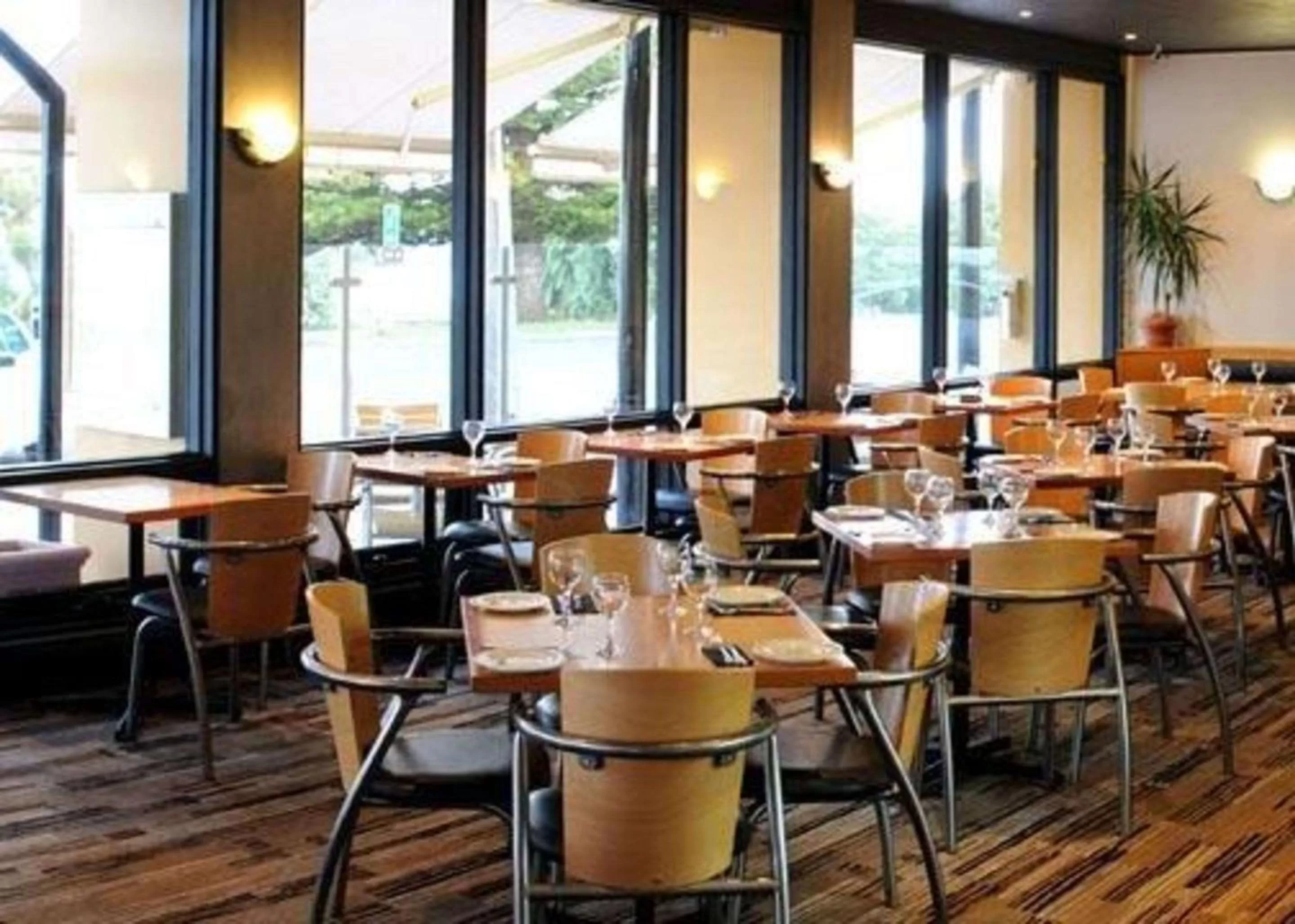 Restaurant/places to eat in Richmond Henty Hotel