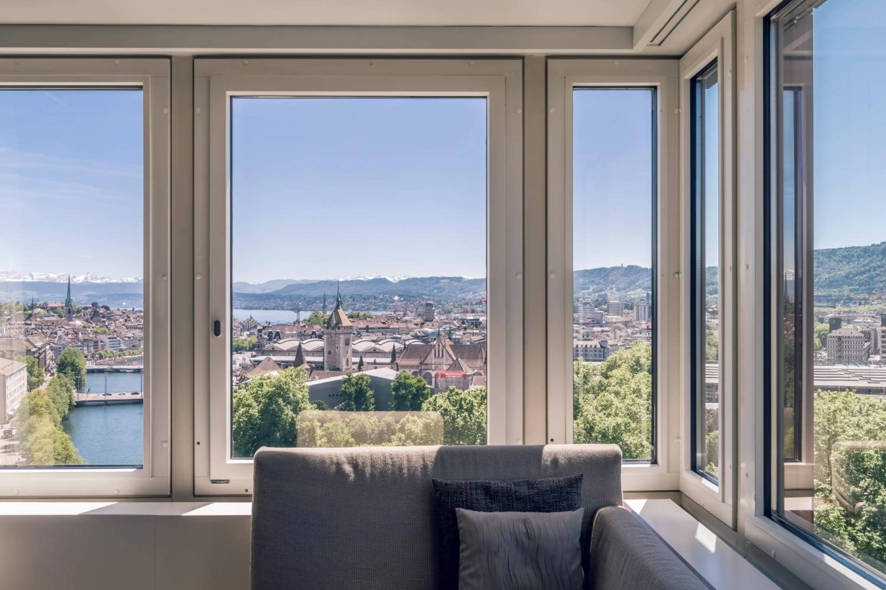 Photo of the whole room in Zurich Marriott Hotel