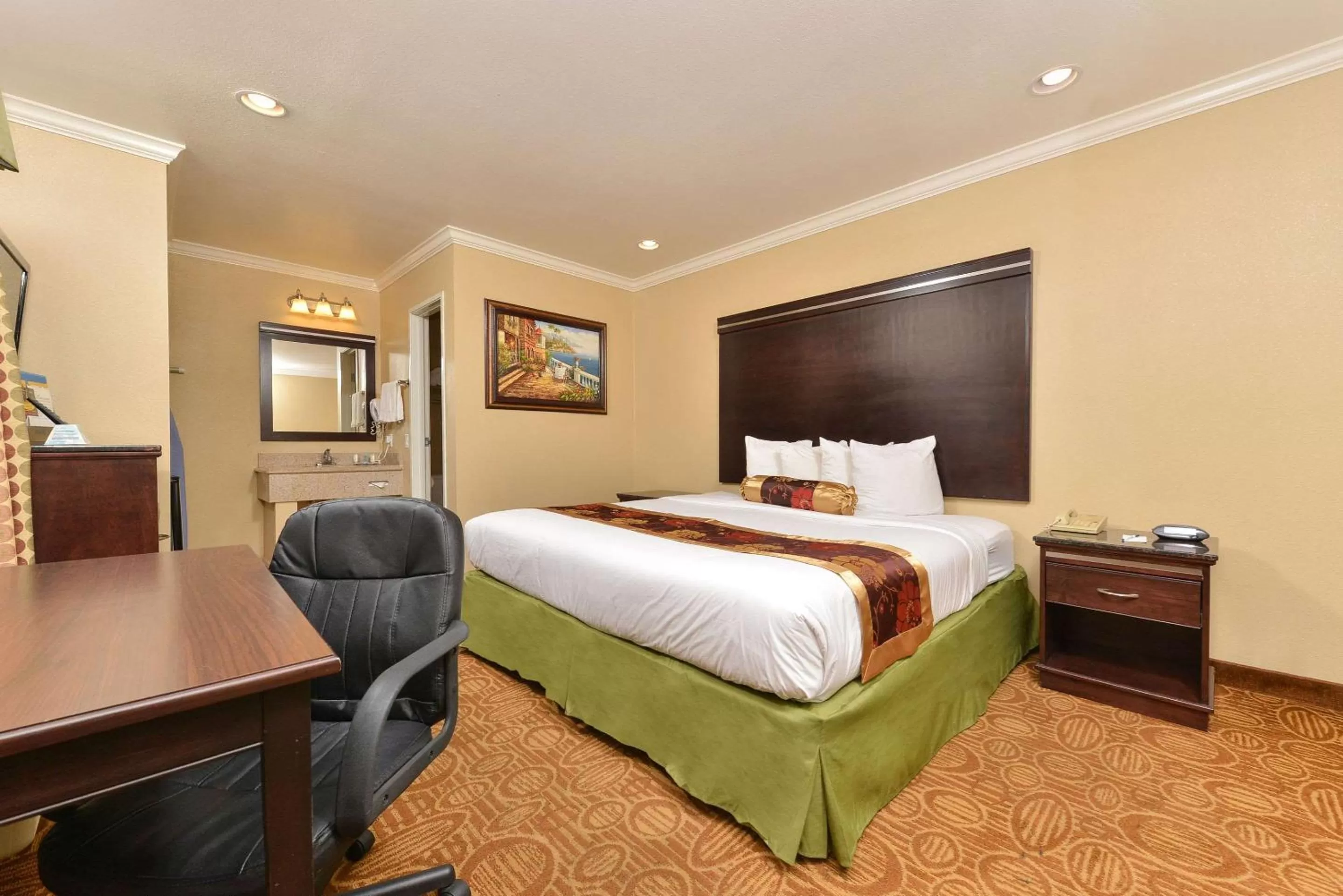 Photo of the whole room, Bed in Rodeway Inn San Diego Near SDSU