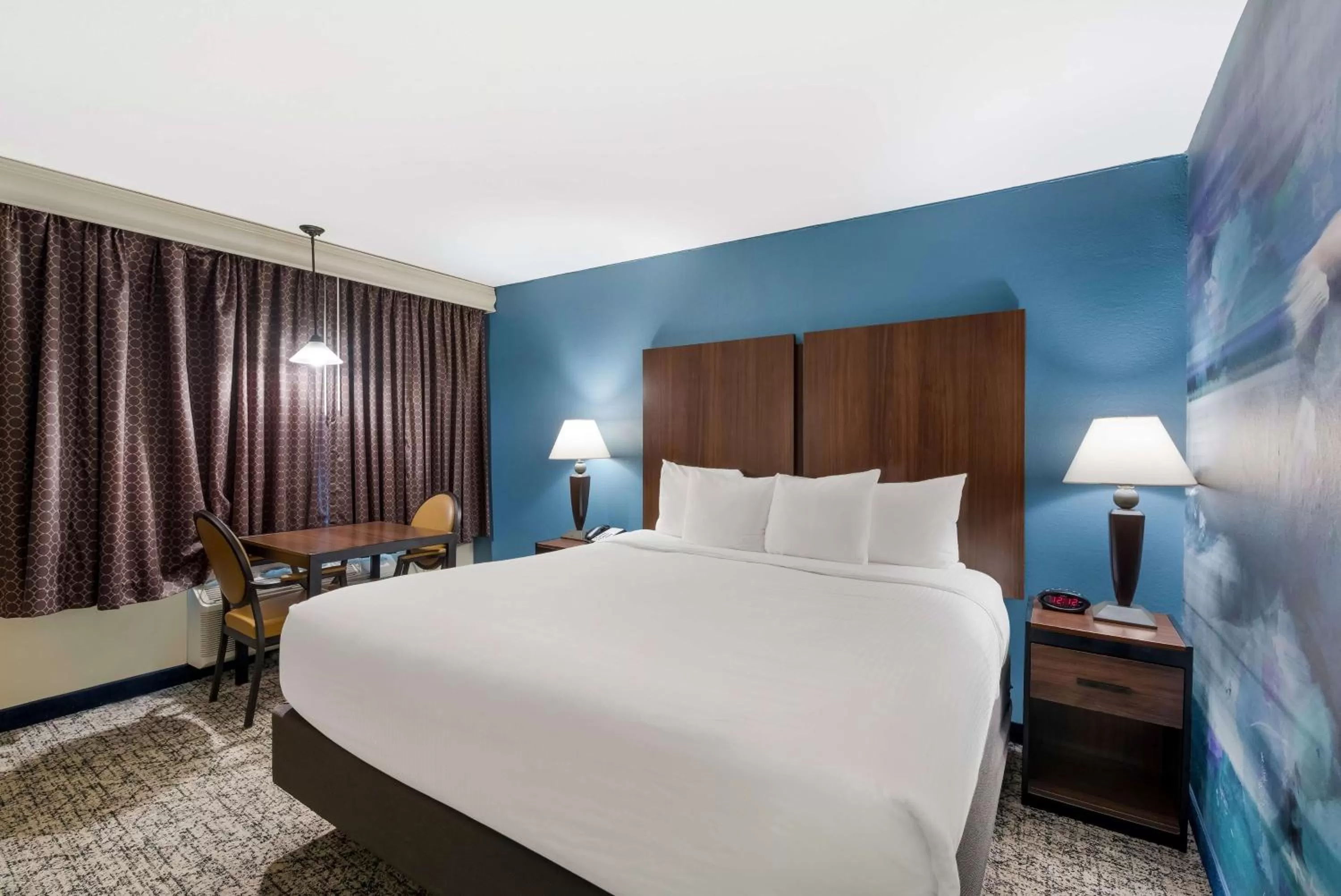 King Room with Bathtub - Disability Access/Smoking in Best Western Winners Circle