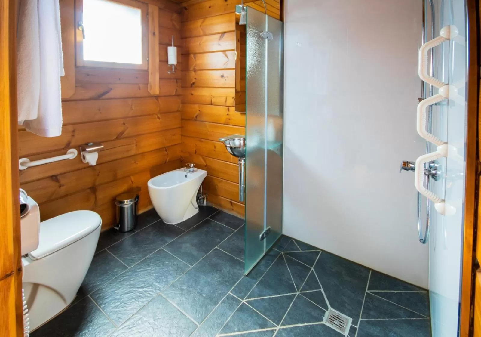 Shower in Hotel Somlom - ECO Friendly Montseny