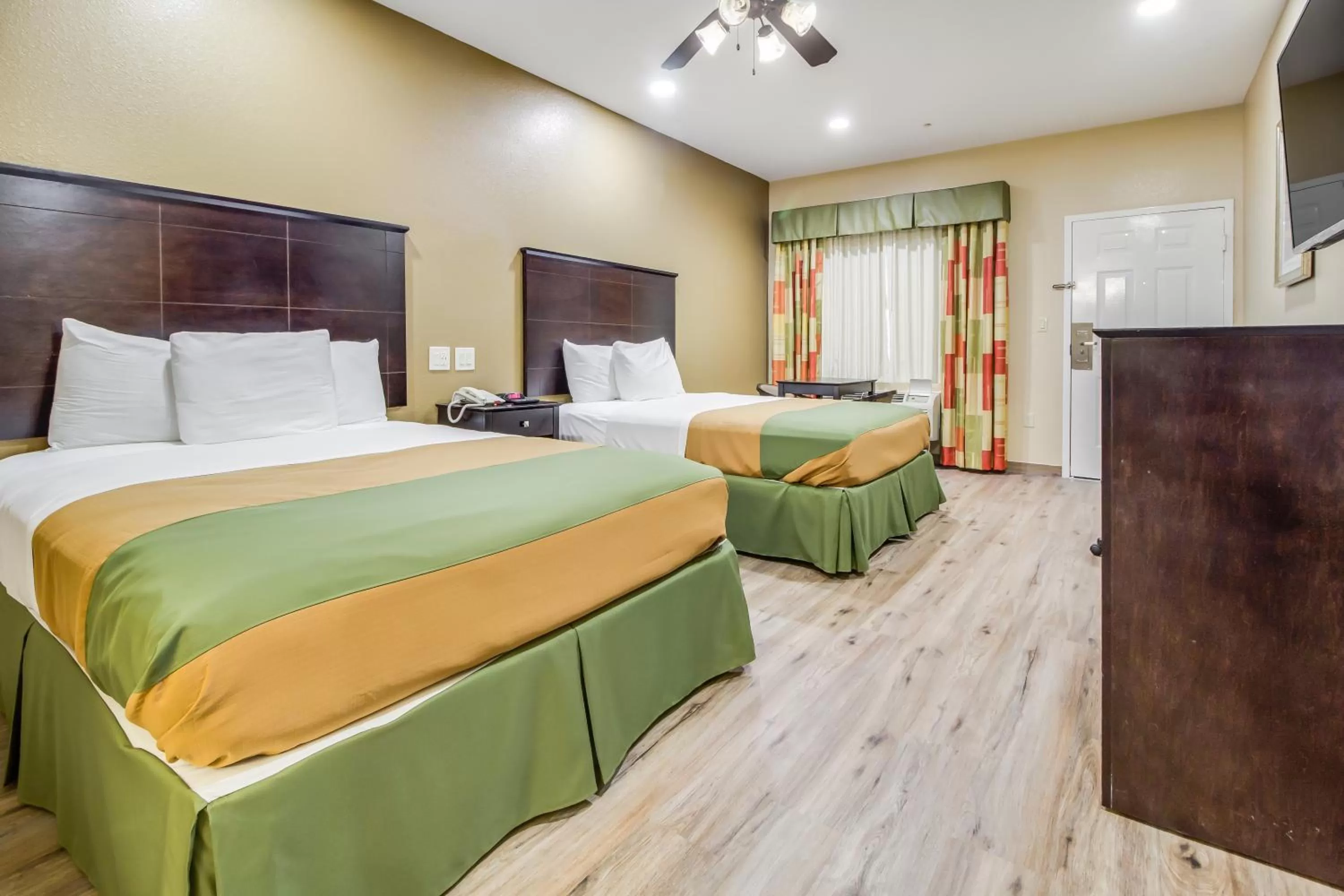 Photo of the whole room, Bed in Americas Best Value Inn & Suites Tomball