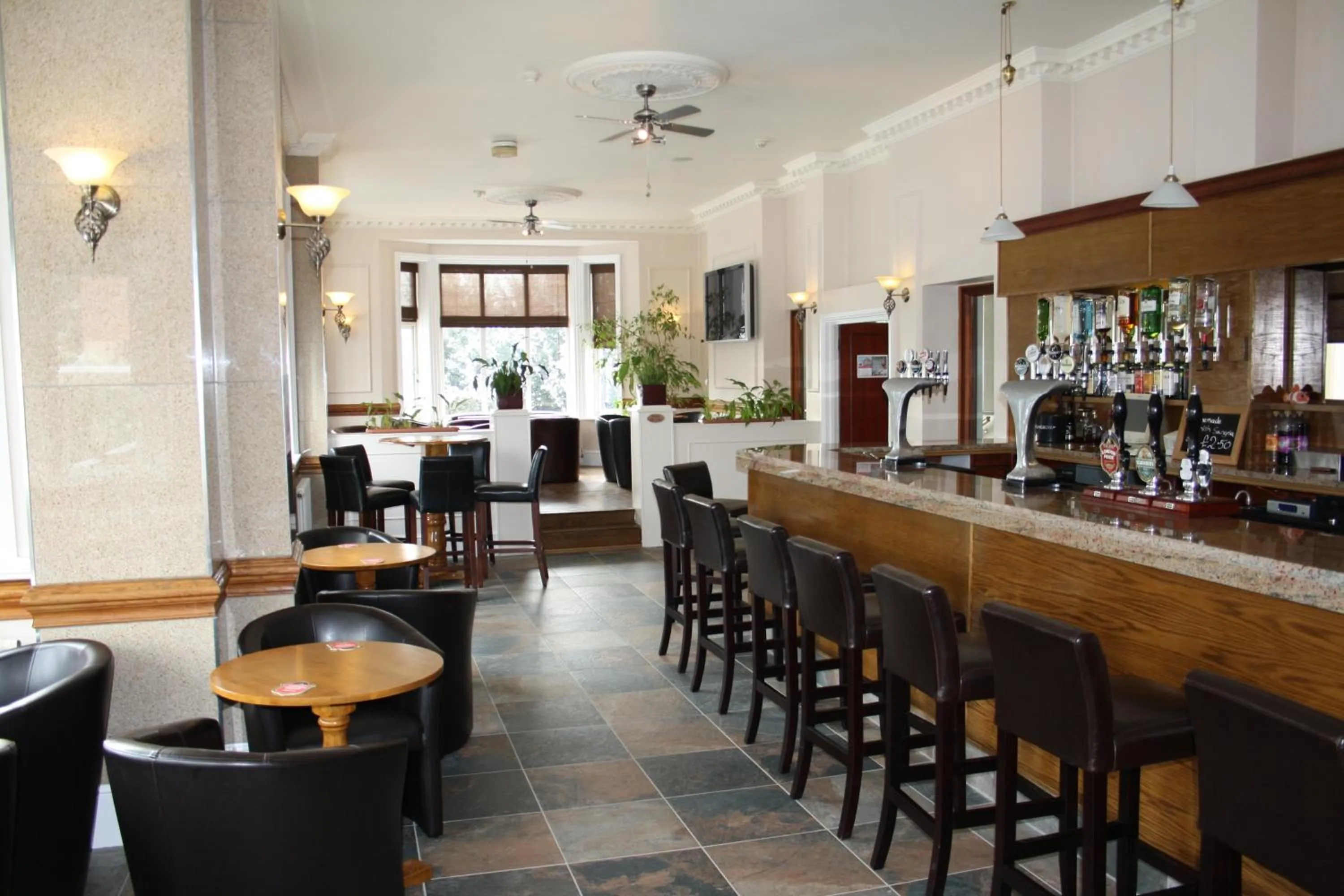 Lounge or bar in Uno Thames Riverside Hotel By Uno