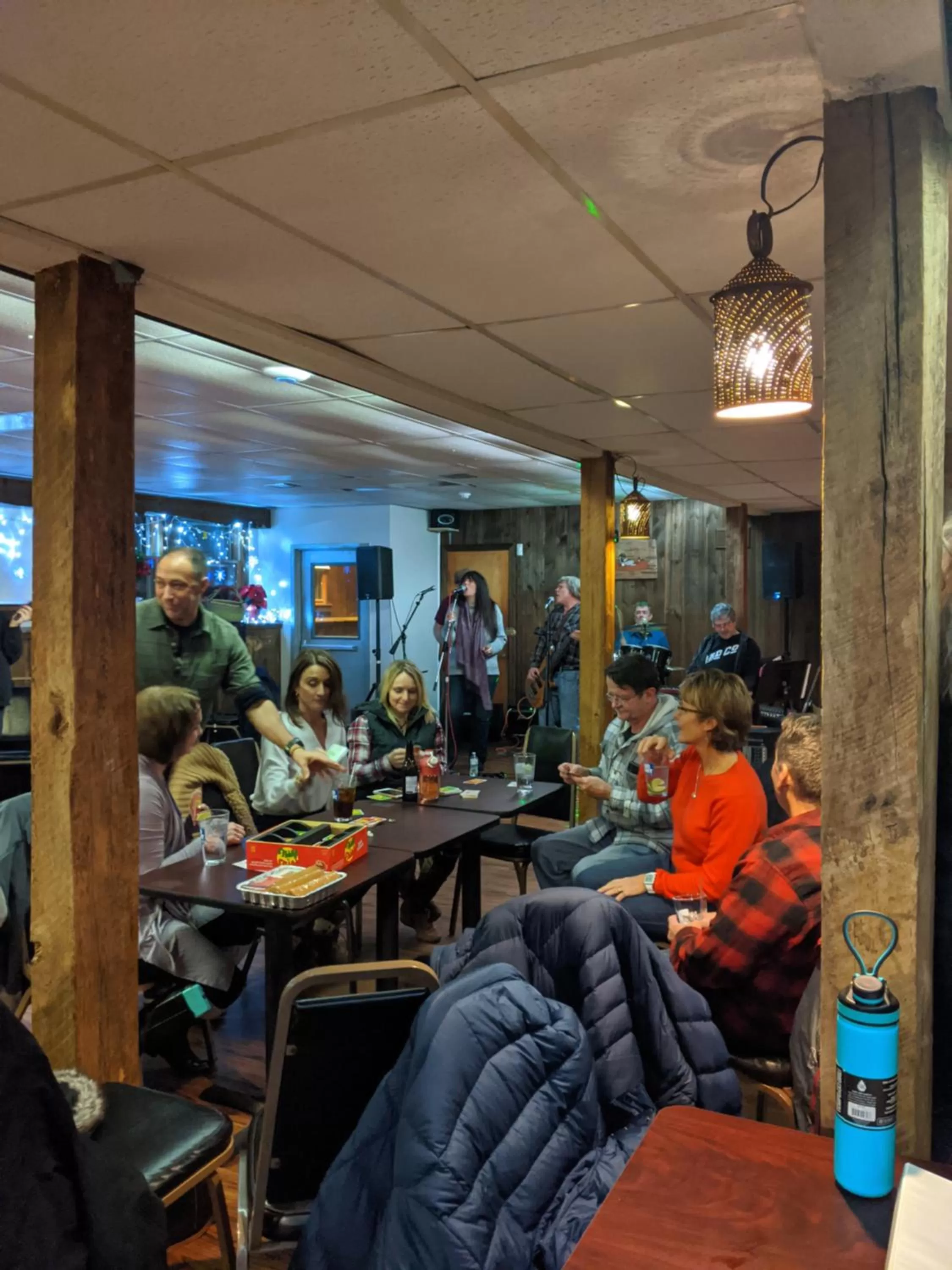 Lounge or bar in Lake Shore Farm Inn