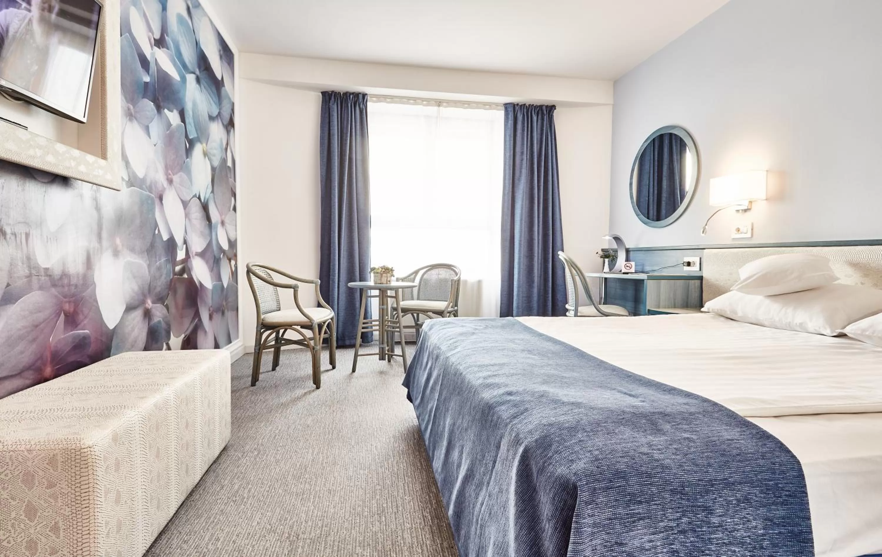 Photo of the whole room, Bed in Continental Forum Tirgu Mures