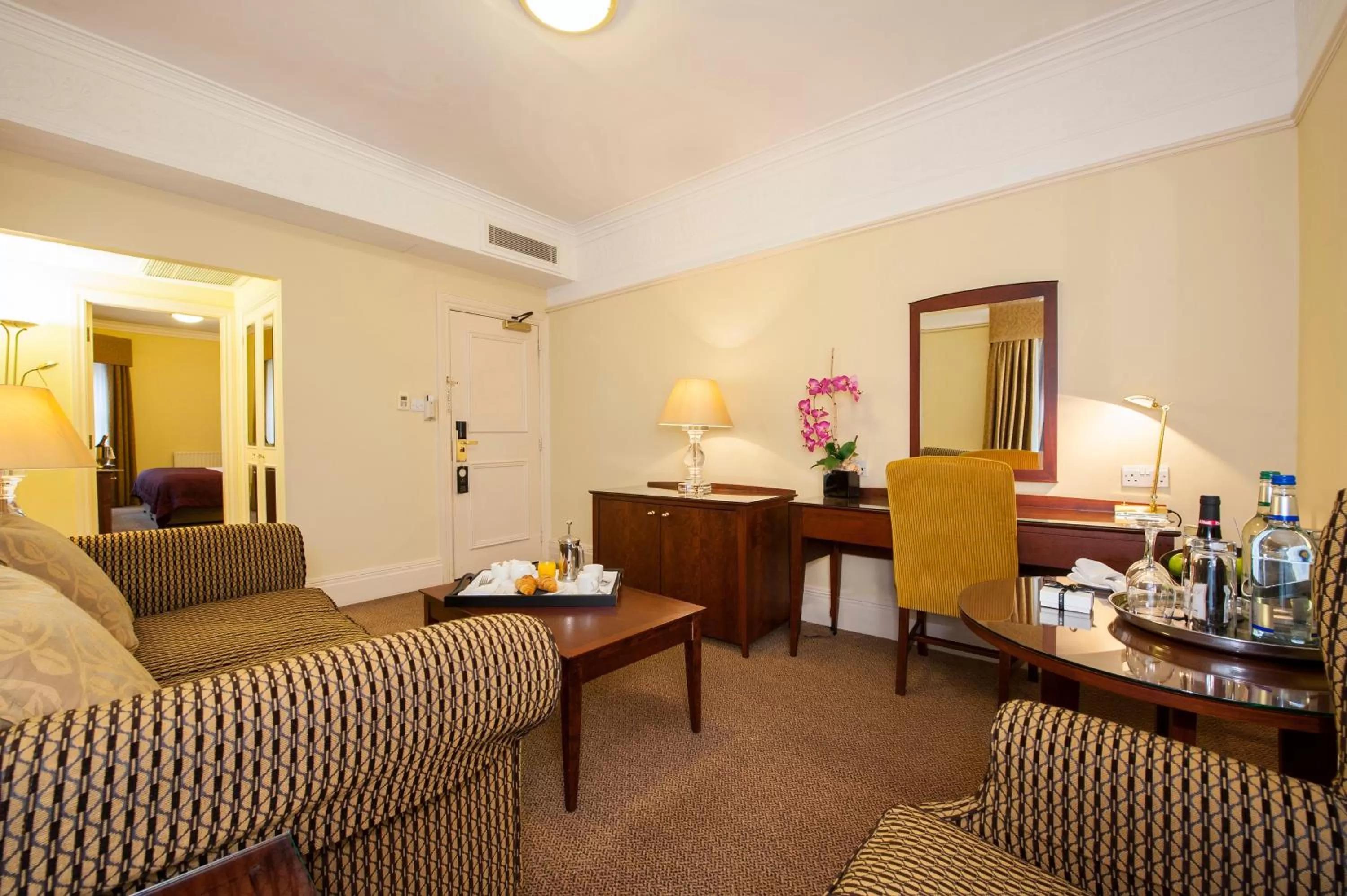 Living room in Macdonald Burlington Hotel