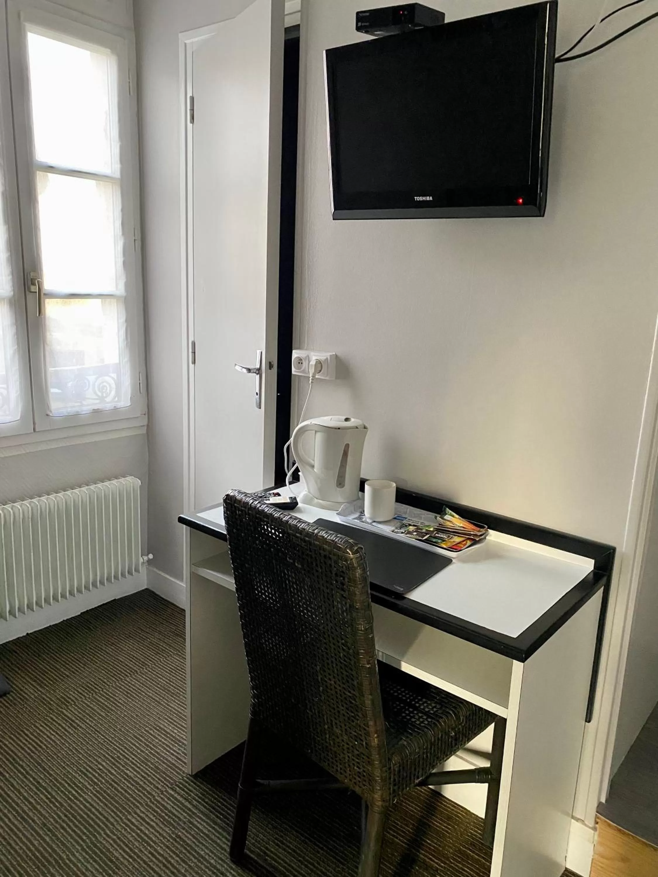 TV and multimedia, TV/Entertainment Center in Hôtel Céline - Hôtel de la Gare