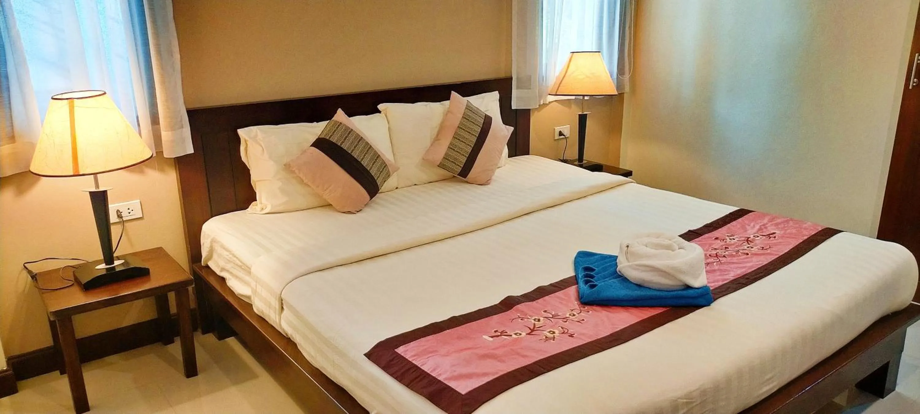 Bed in Happy Cottage