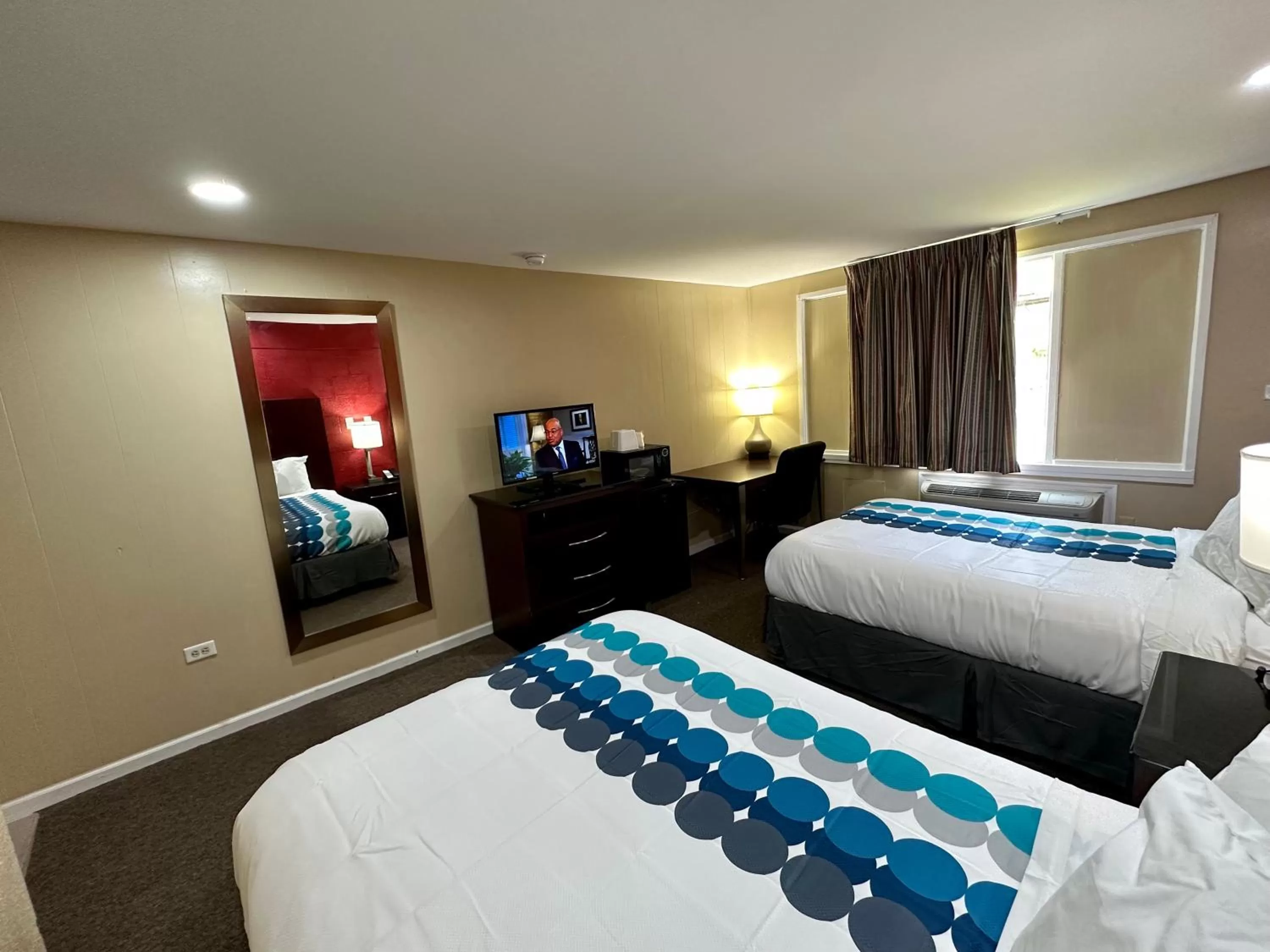 Communal lounge/ TV room in Royal Inn - North Augusta - Home Of The Masters - Augusta Downtown