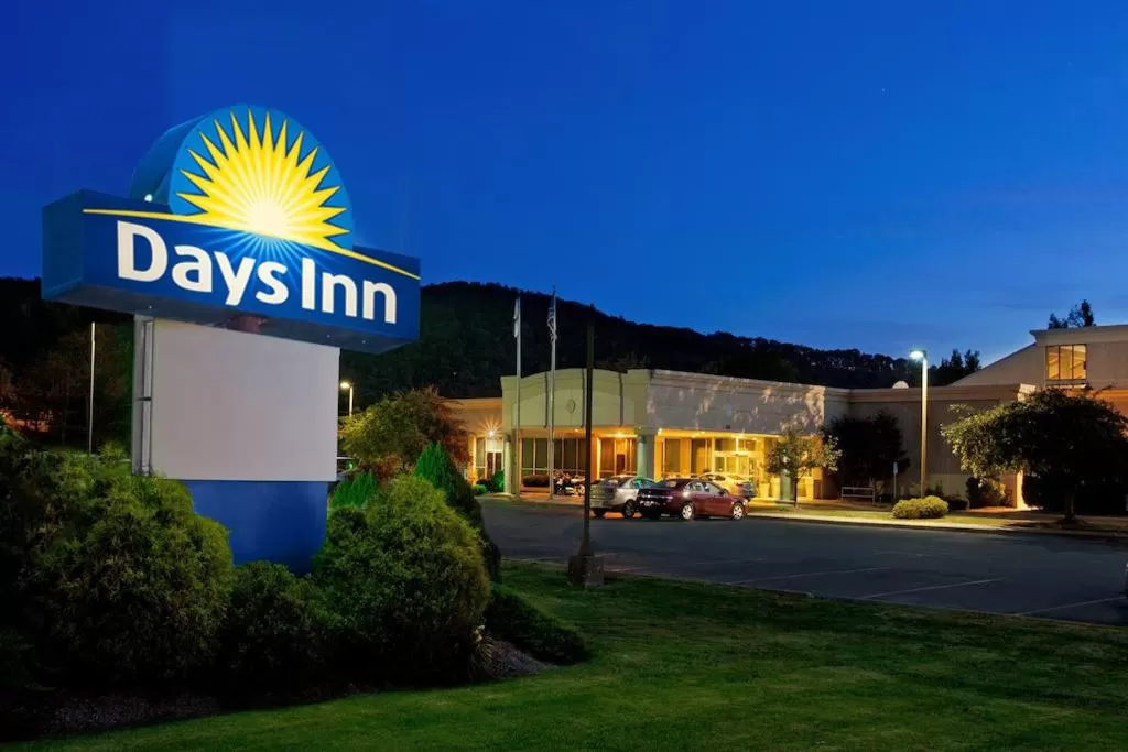 Property building in Days Inn by Wyndham Warren