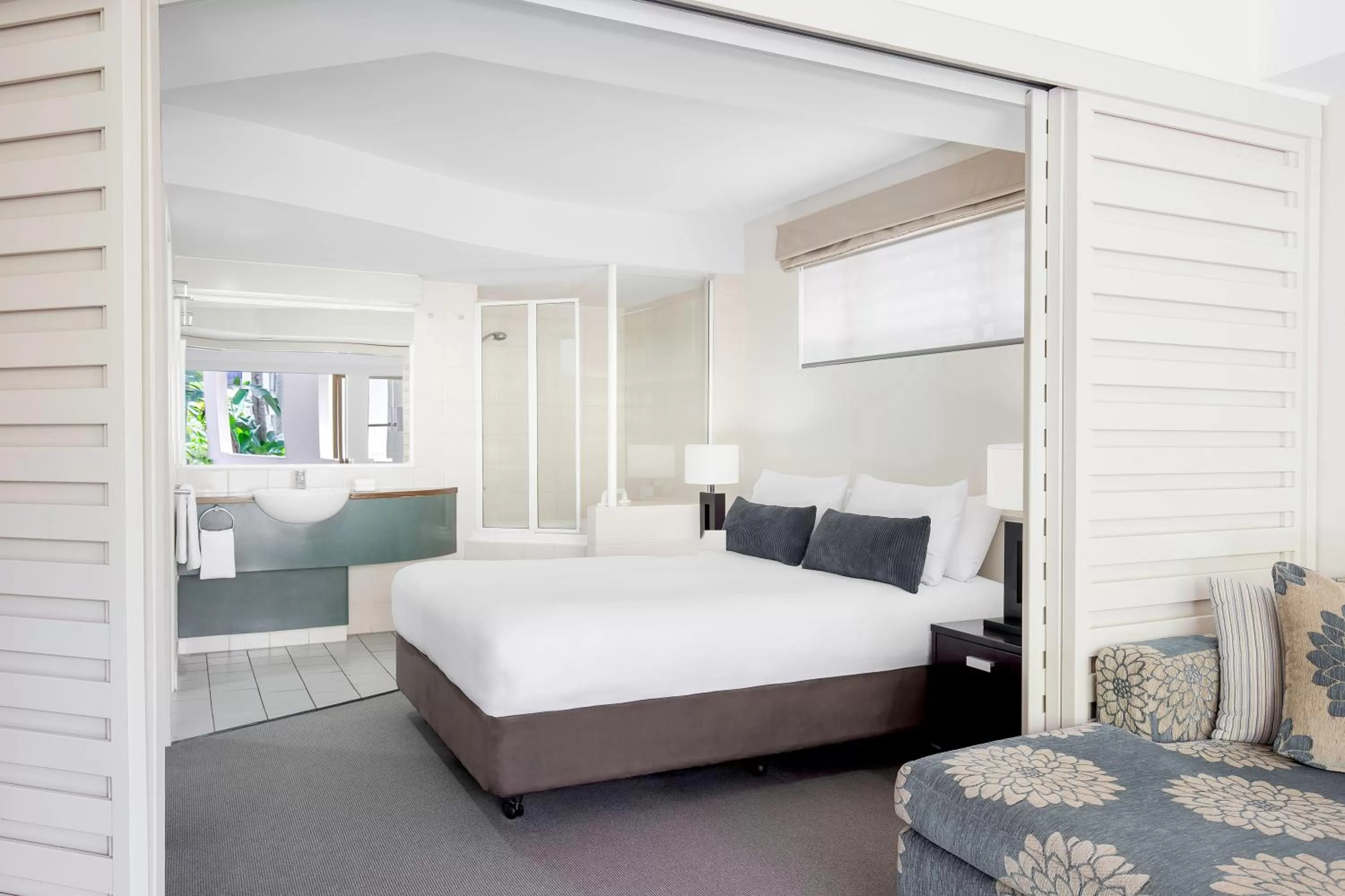 Bathroom, Bed in Mantra French Quarter Noosa