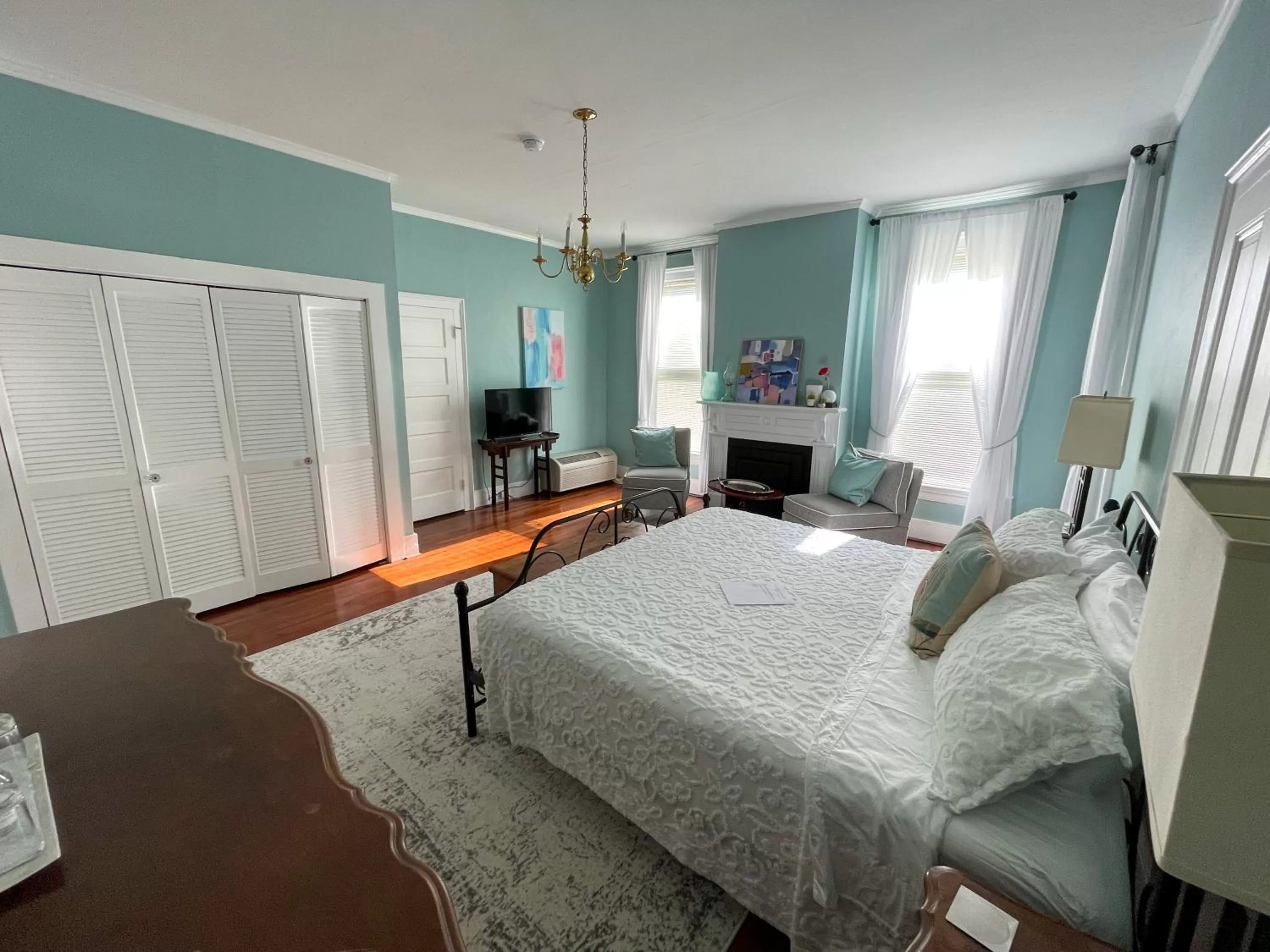 Photo of the whole room, Bed in Meadows Inn