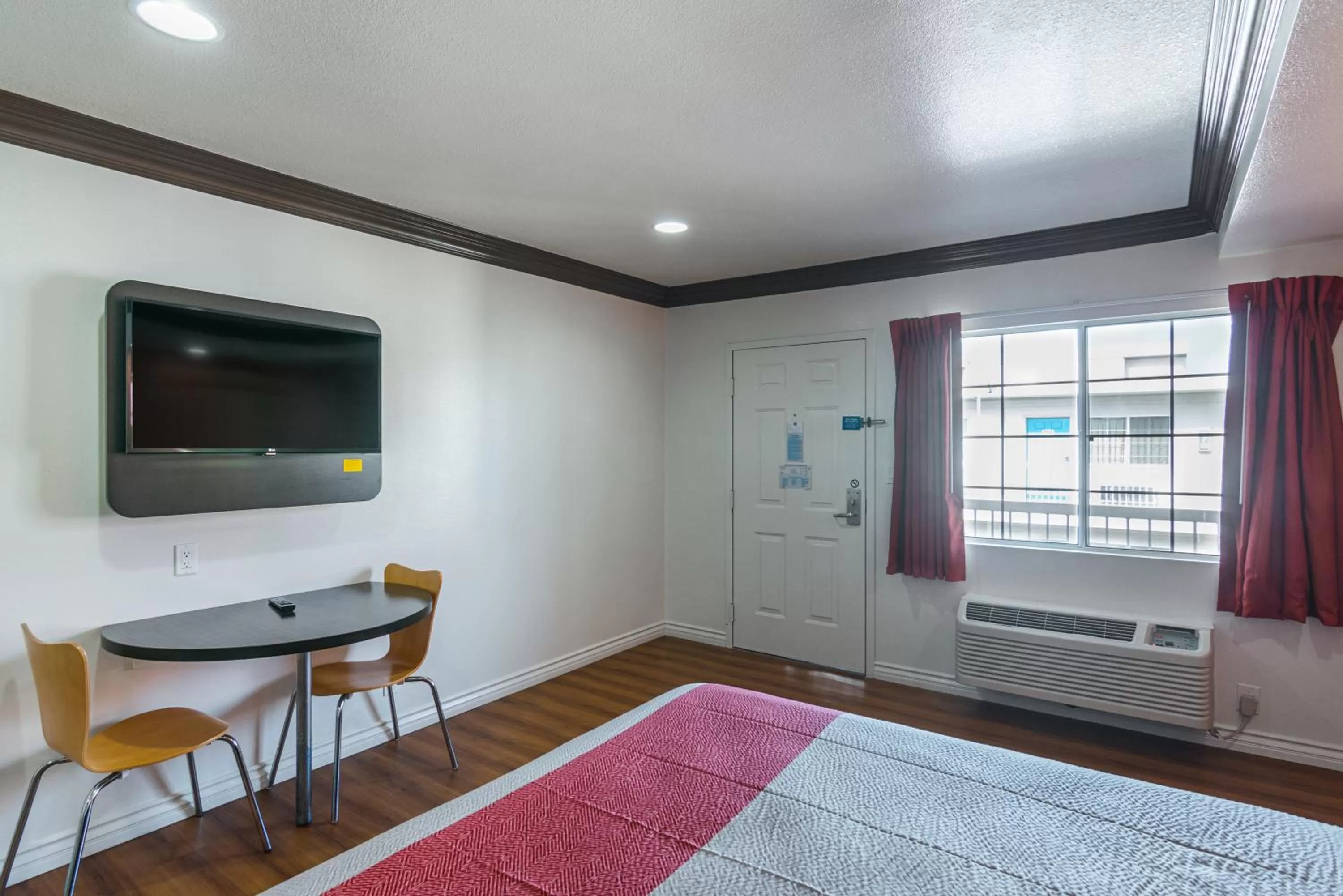 Bedroom in Motel 6 Gardena