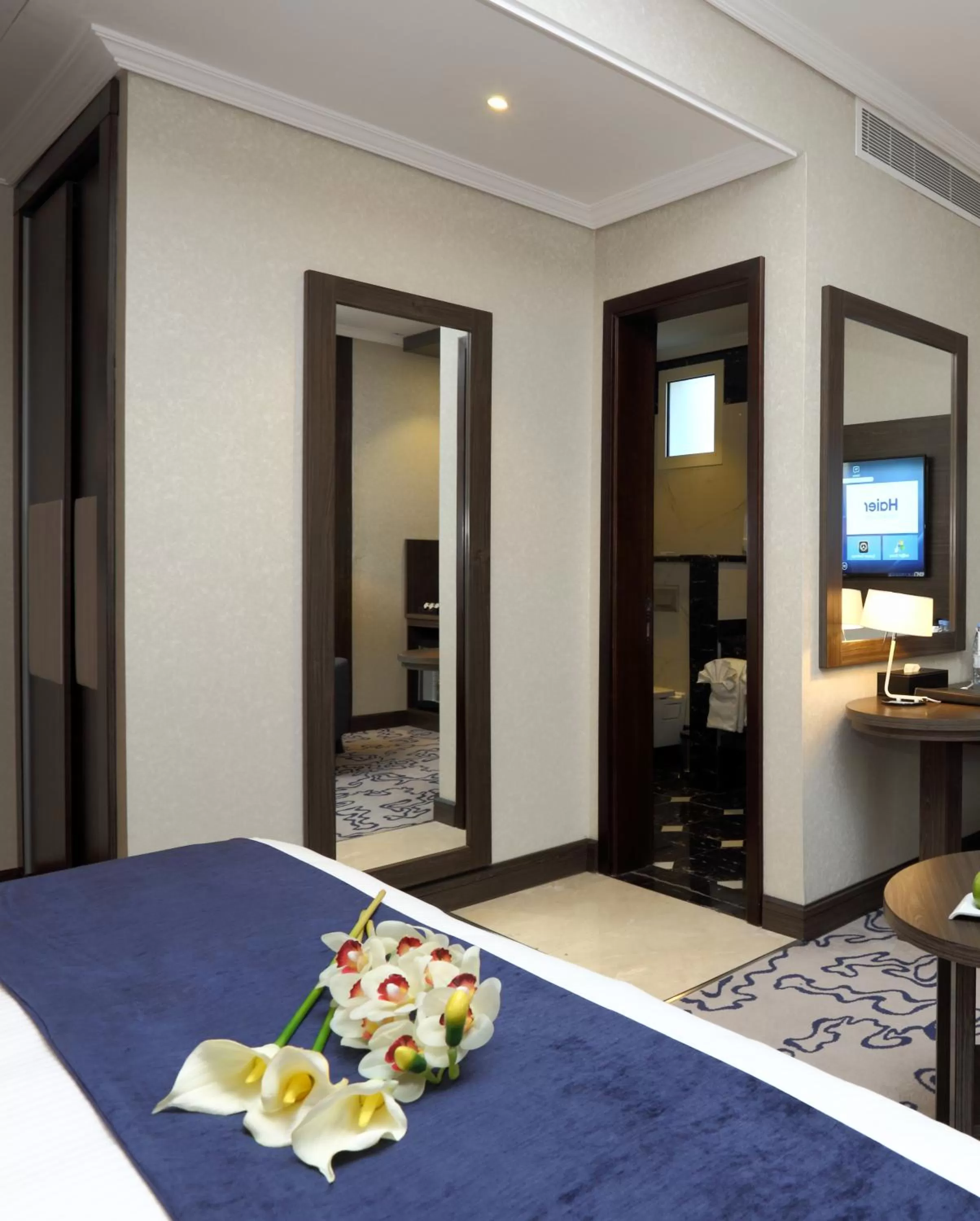 Bathroom, Bed in Swiss Flora Royal Hotel Riyadh