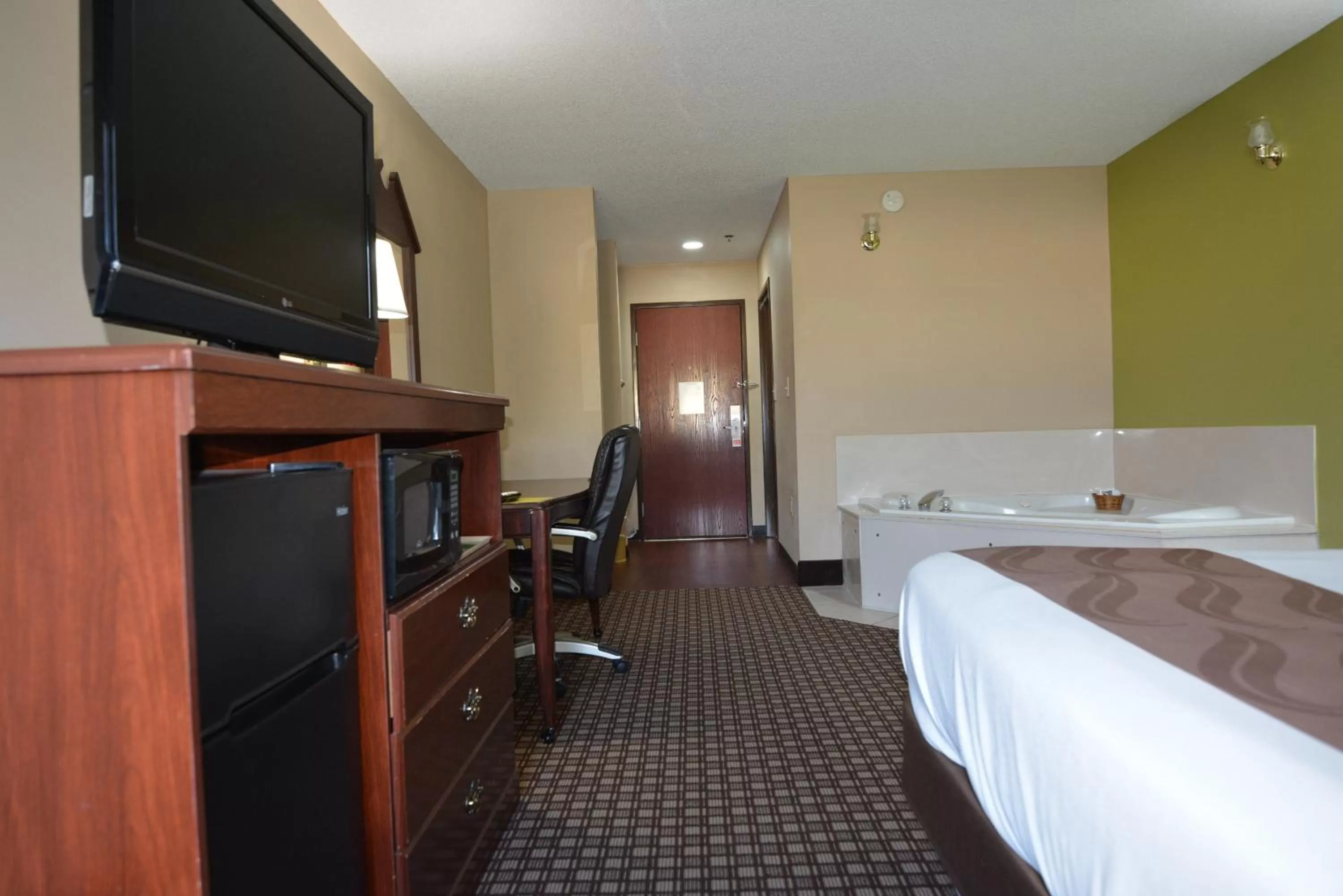 Bed in Jameson Inn and Suites Hazelhurst