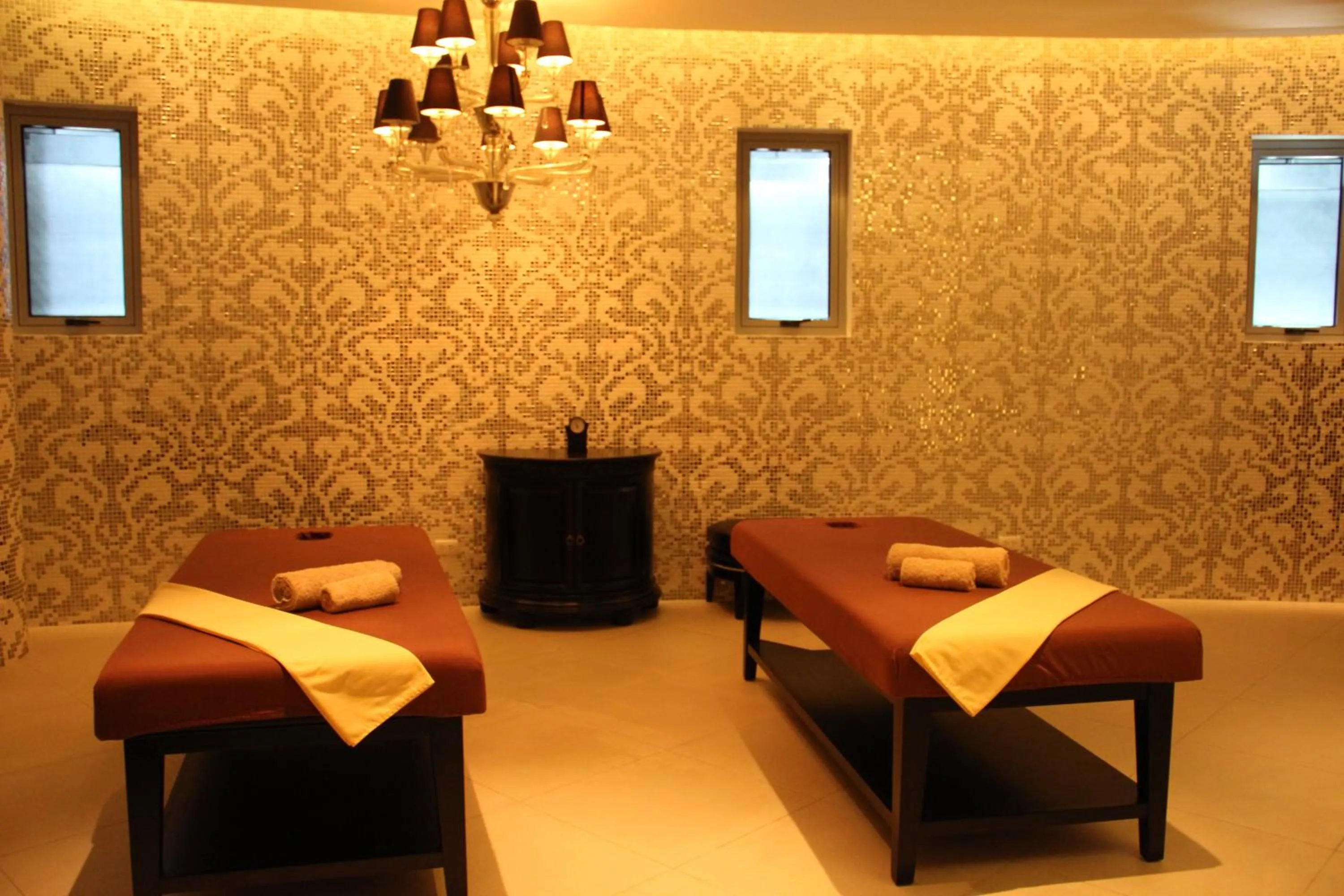 Hot Tub in Azure Tropical Paradise