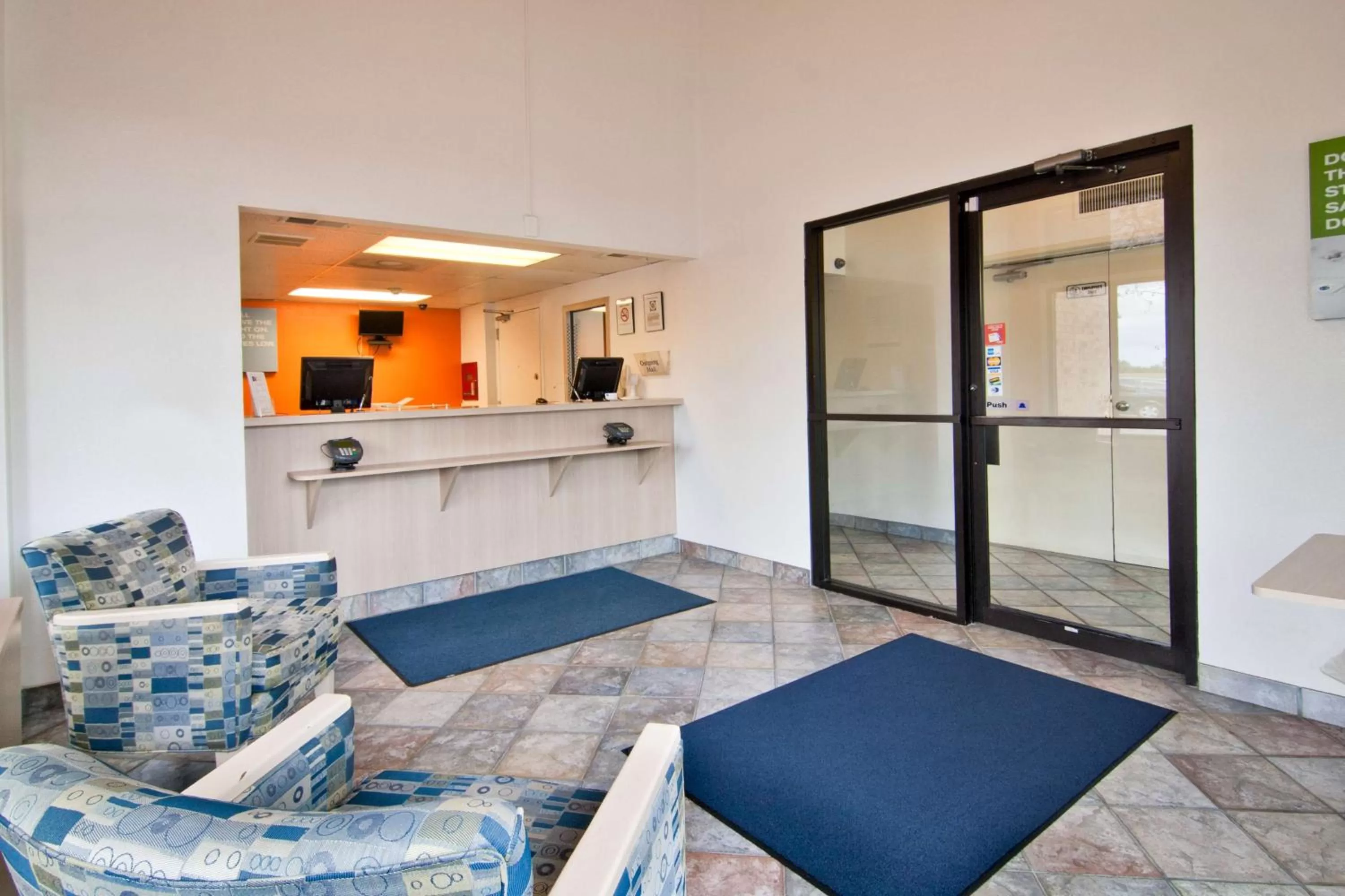 Lobby or reception in Motel 6-Lakeville, MN - South - Lakeville