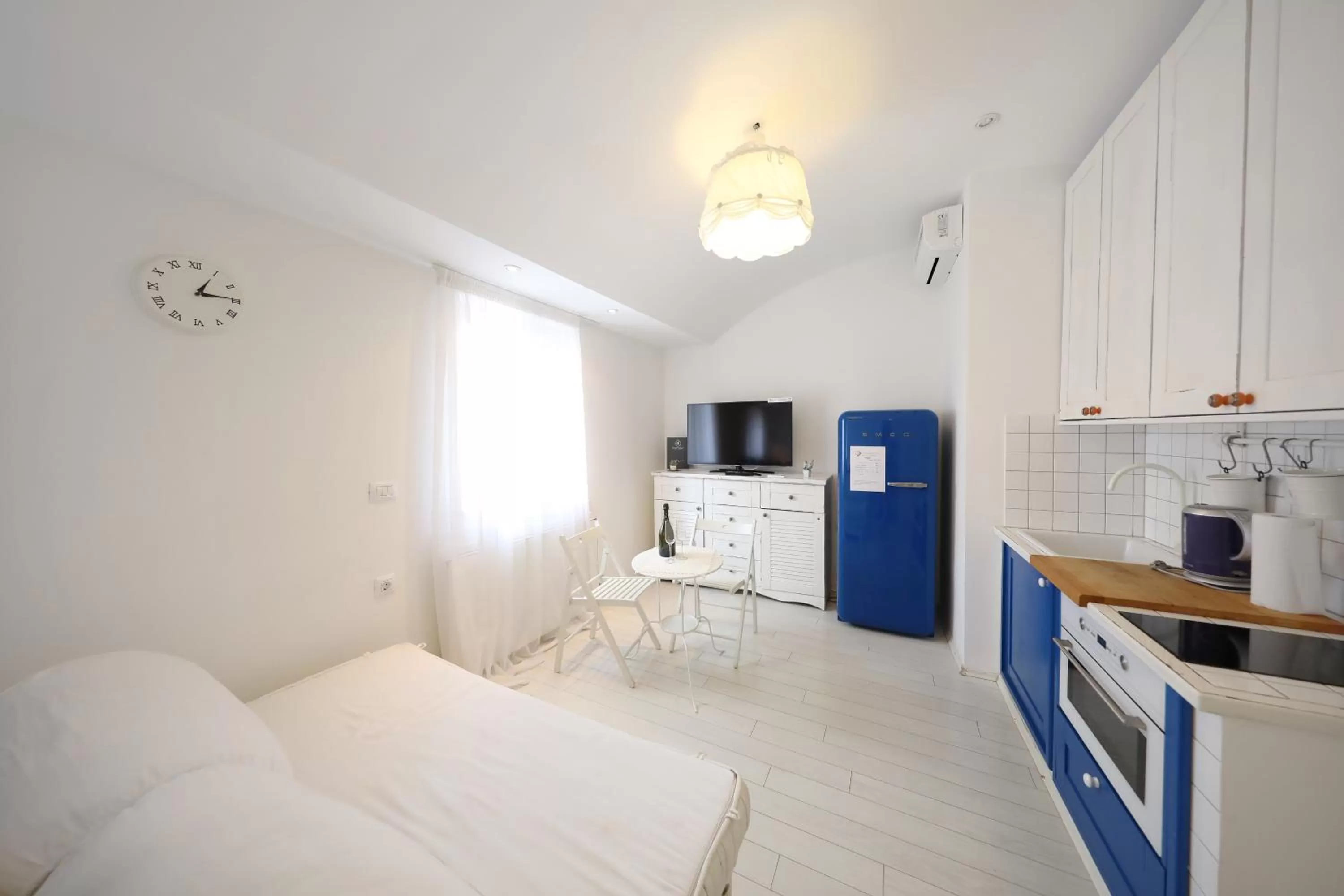 TV and multimedia, Bed in Central Apartments Integrated Hotel