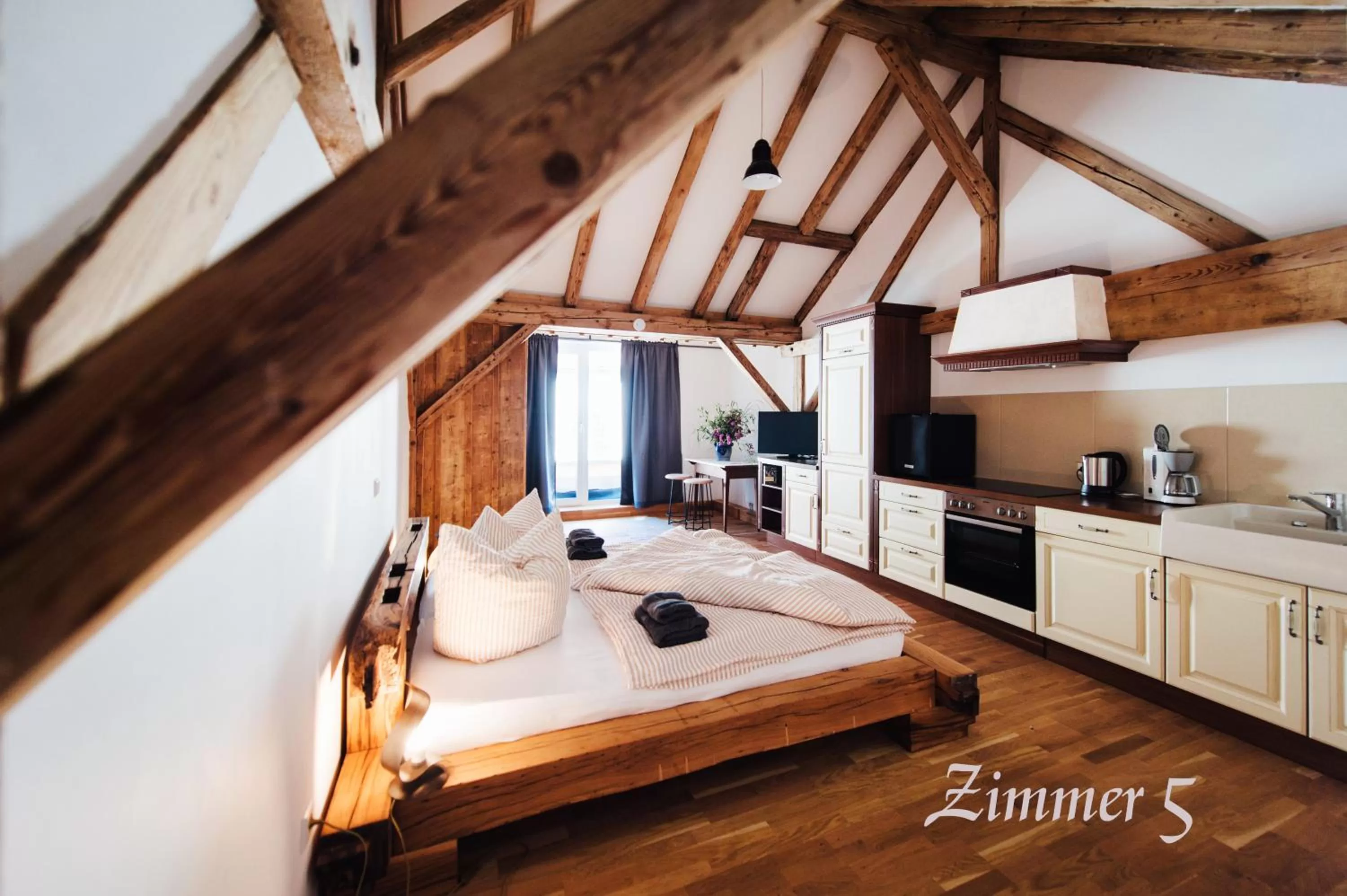 Photo of the whole room, Bed in Alte Kass Hotel & Kaffeehaus