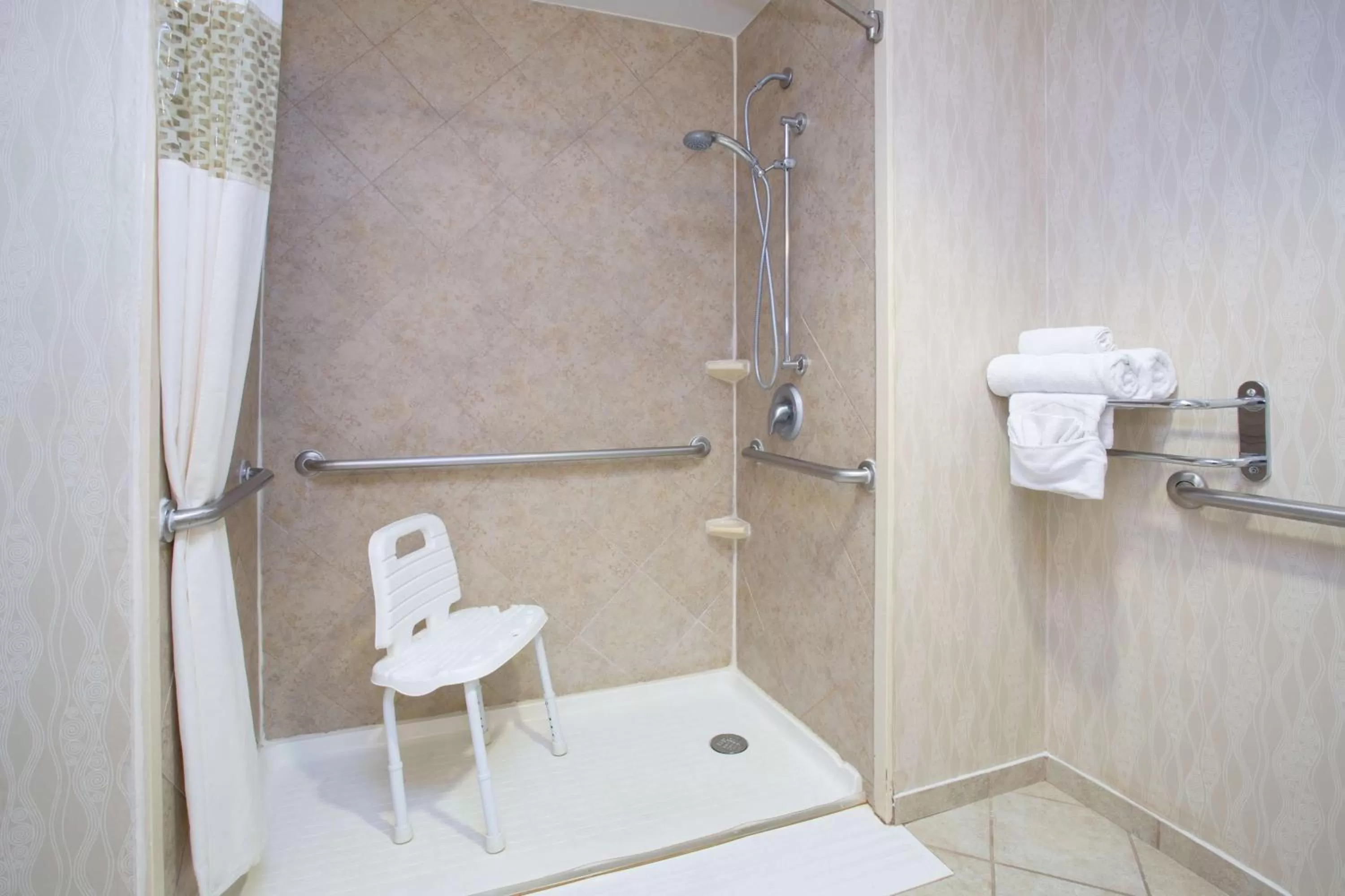 Bathroom in Hampton Inn Santa Rosa