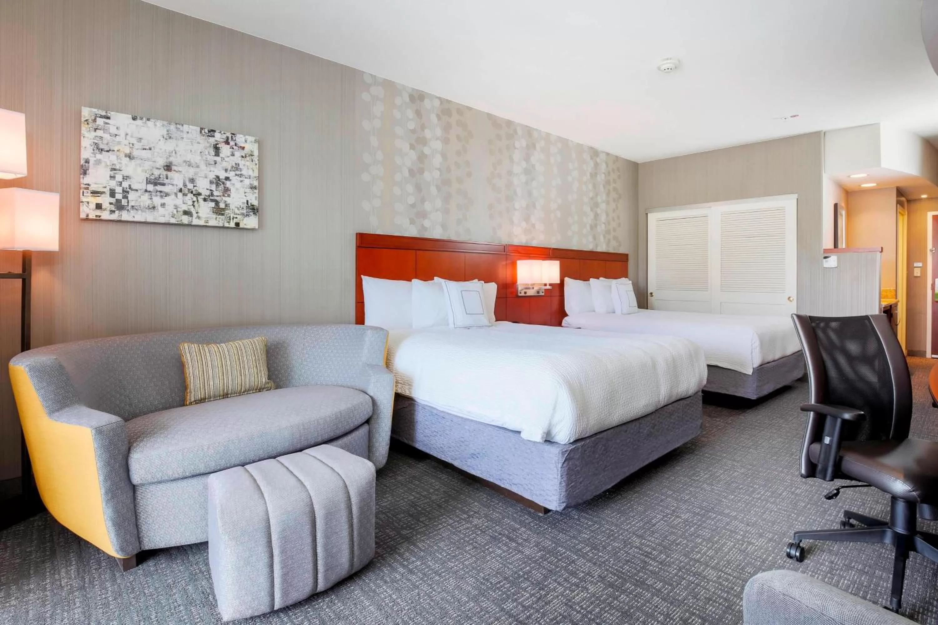 Photo of the whole room, Bed in Courtyard by Marriott Dallas Arlington South