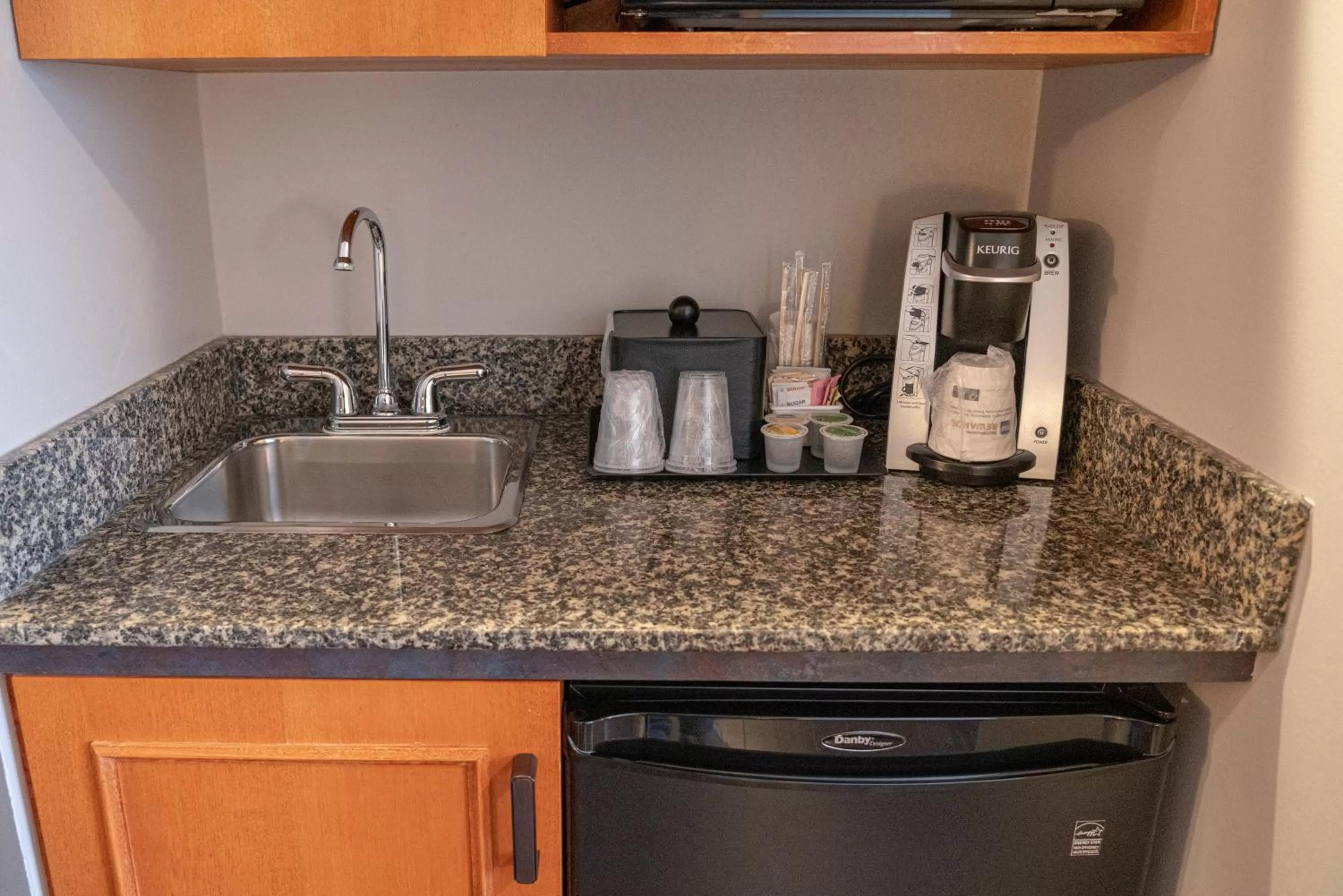 Coffee/tea facilities in Pocaterra Inn & Waterslide