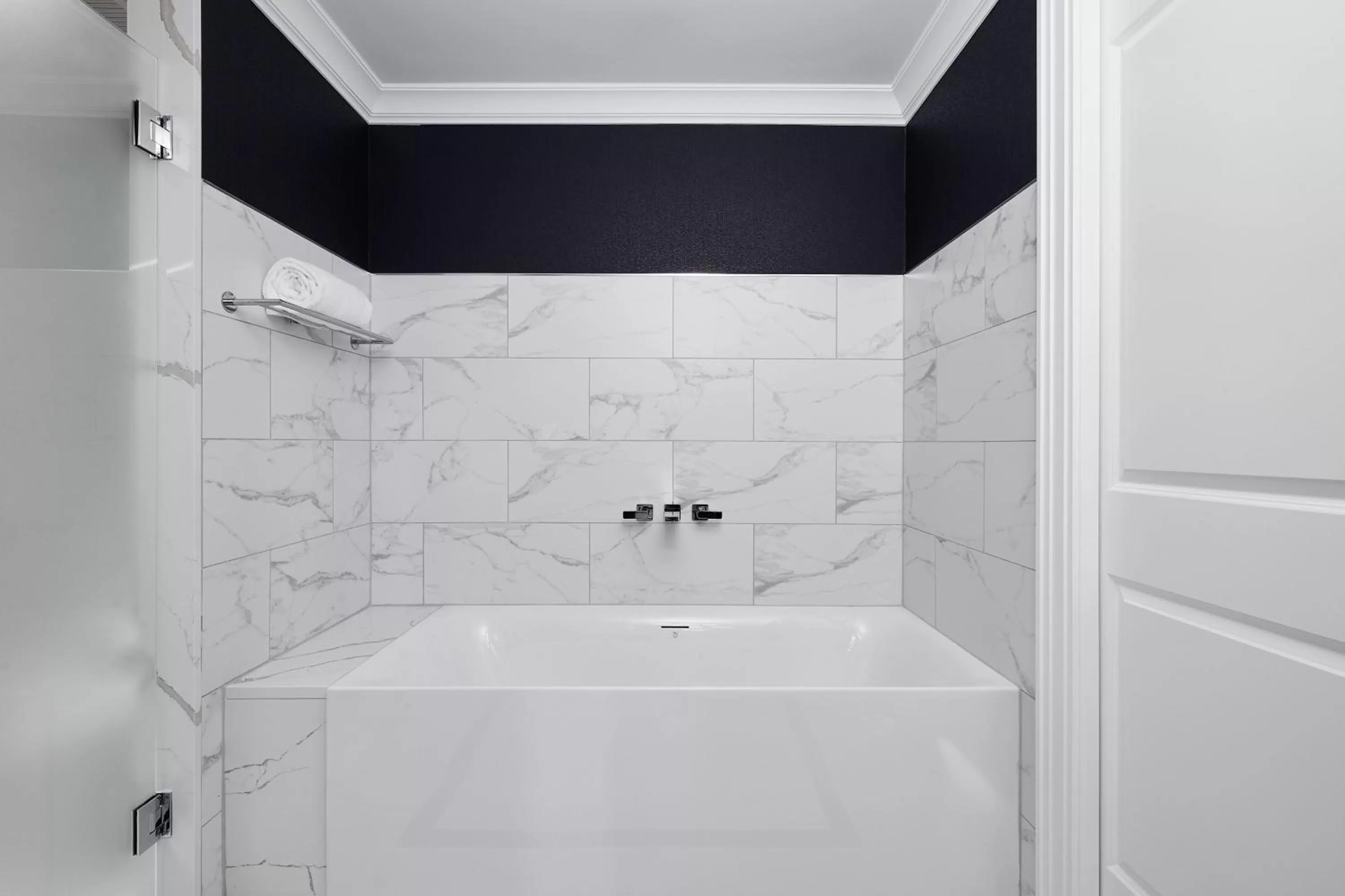 Bathroom in The LaSalle Chicago, Autograph Collection