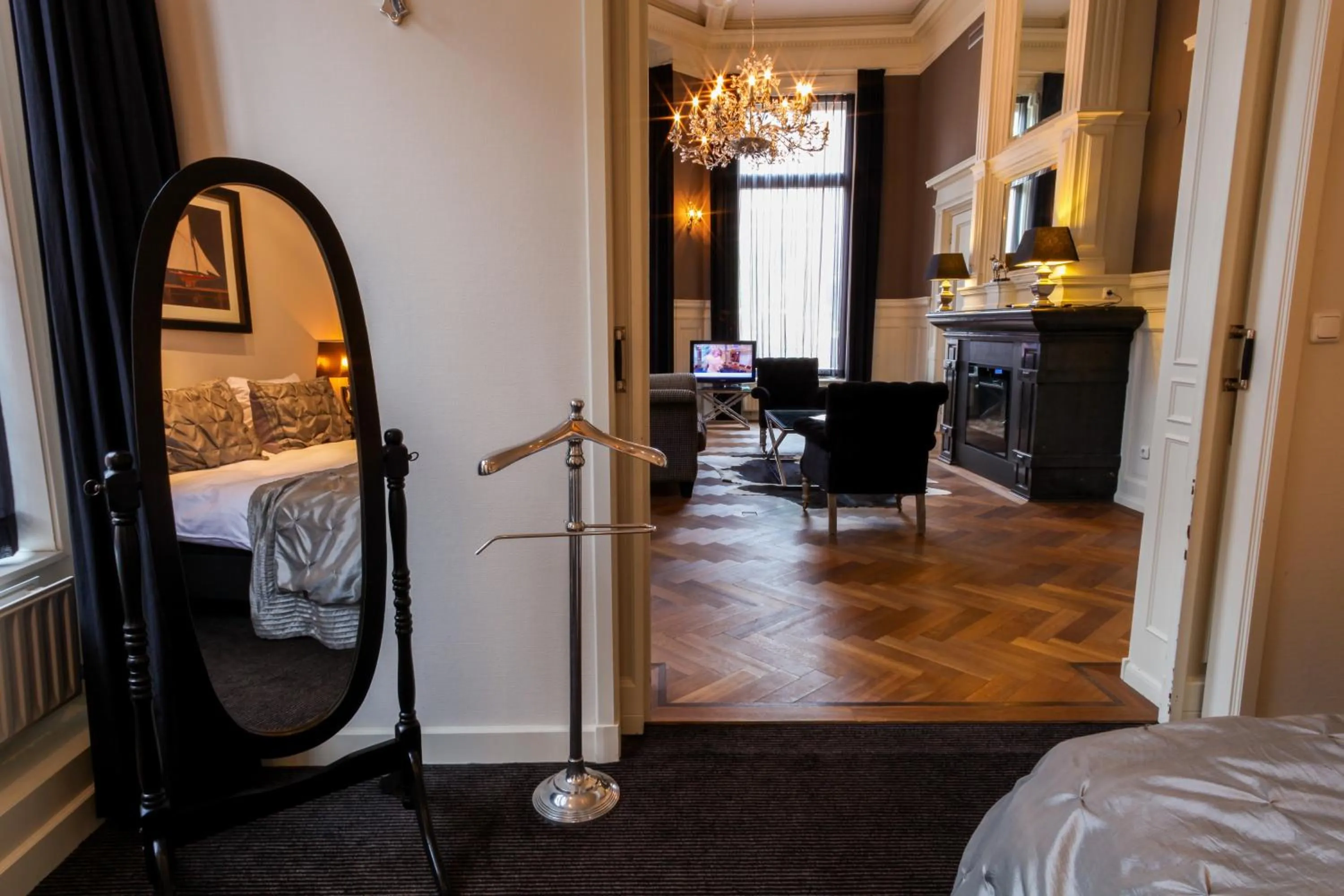 Living room, Bed in Post-Plaza Hotel & Grand Café