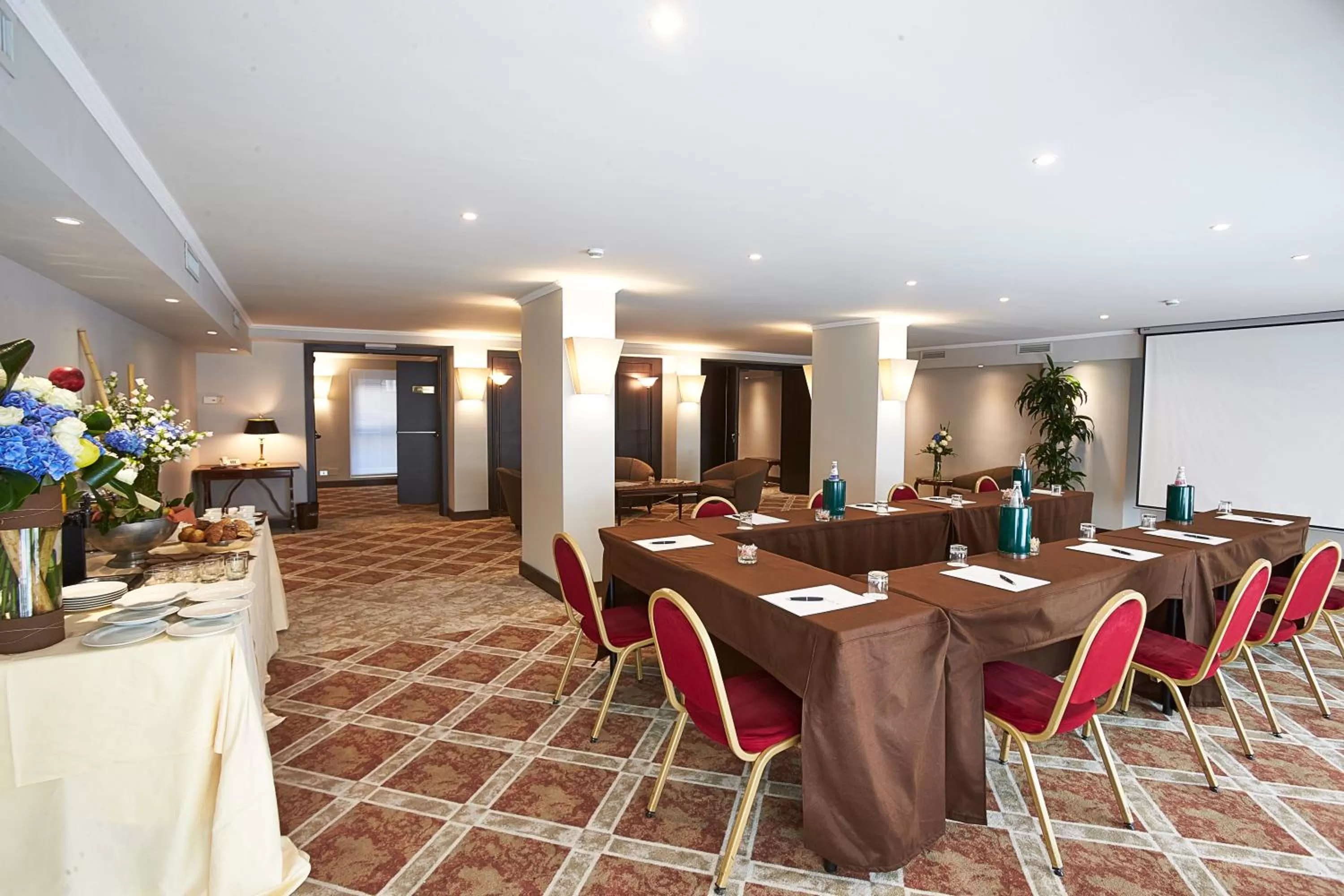 Business facilities in Sina De La Ville