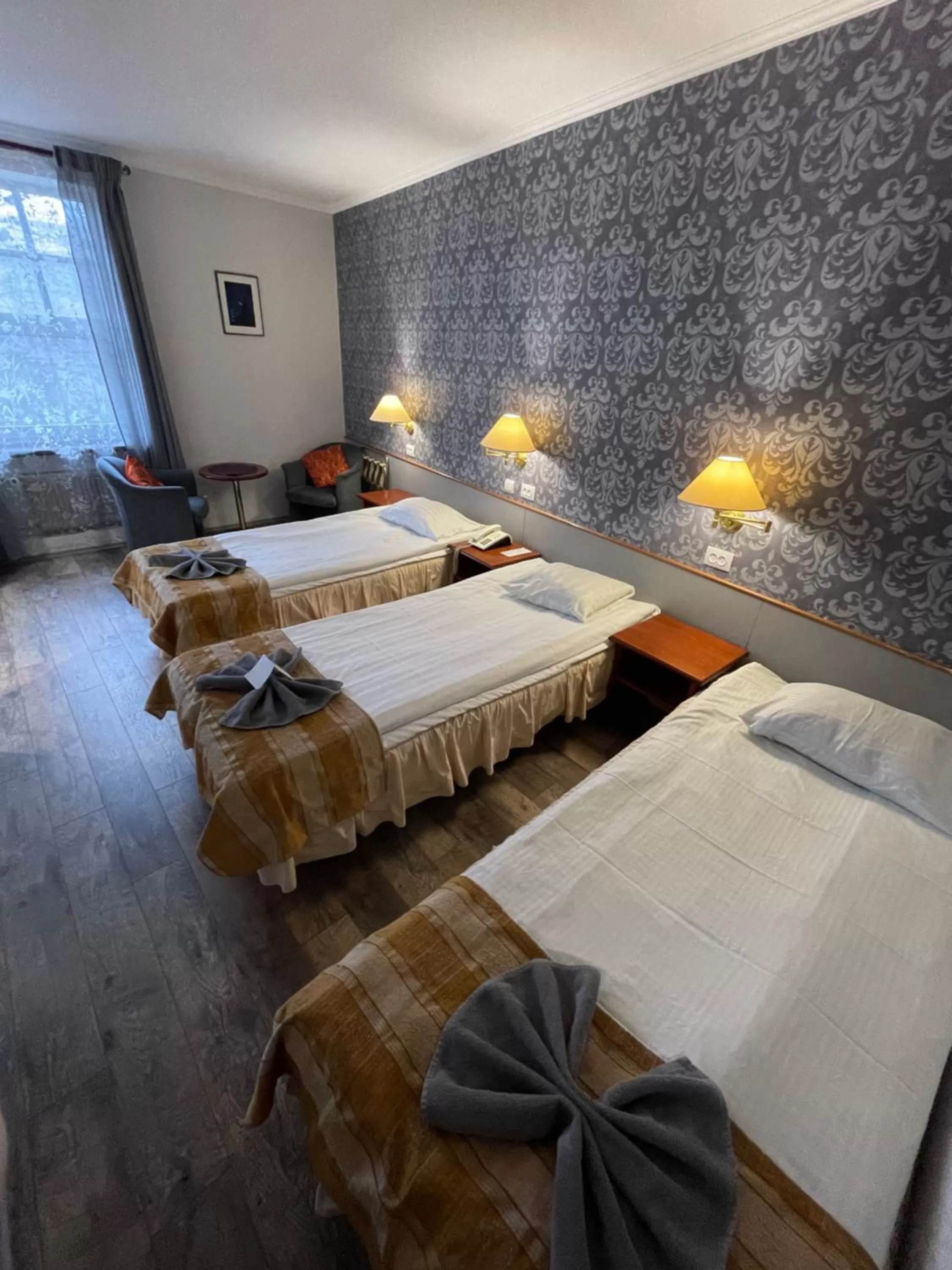 Bed in NB Hotel with Free Parking