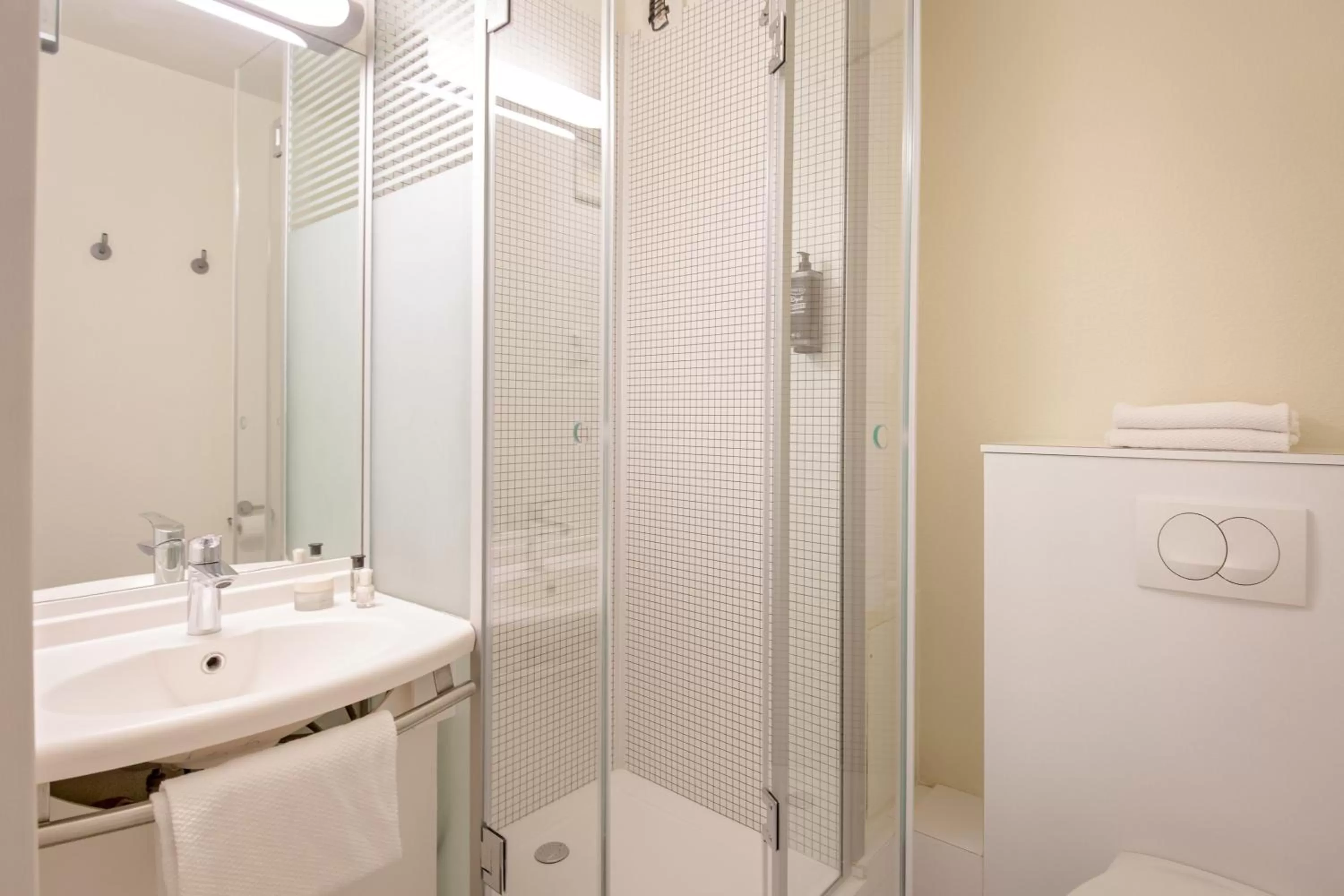 Bathroom in ibis budget Aubagne Paluds Agora
