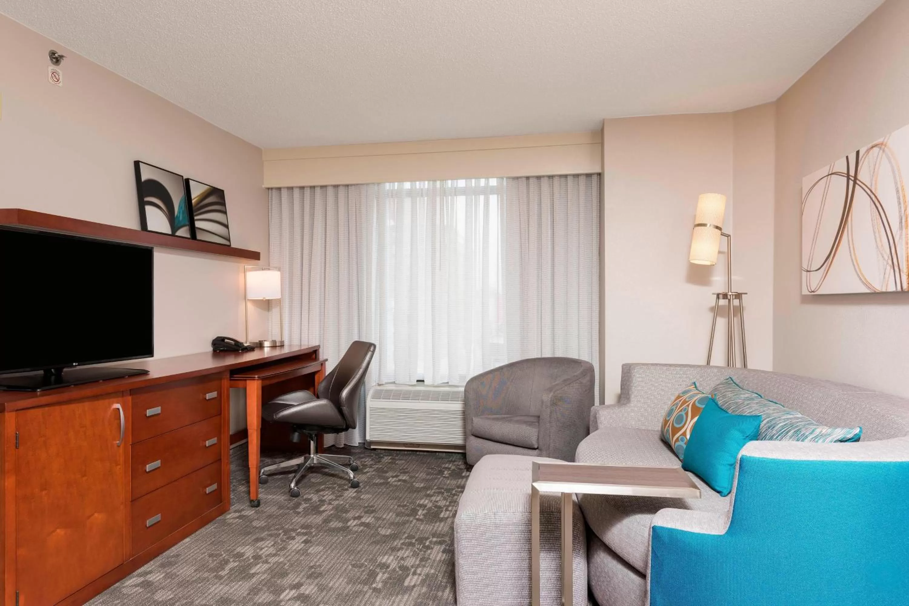 Living room in Courtyard Louisville Downtown