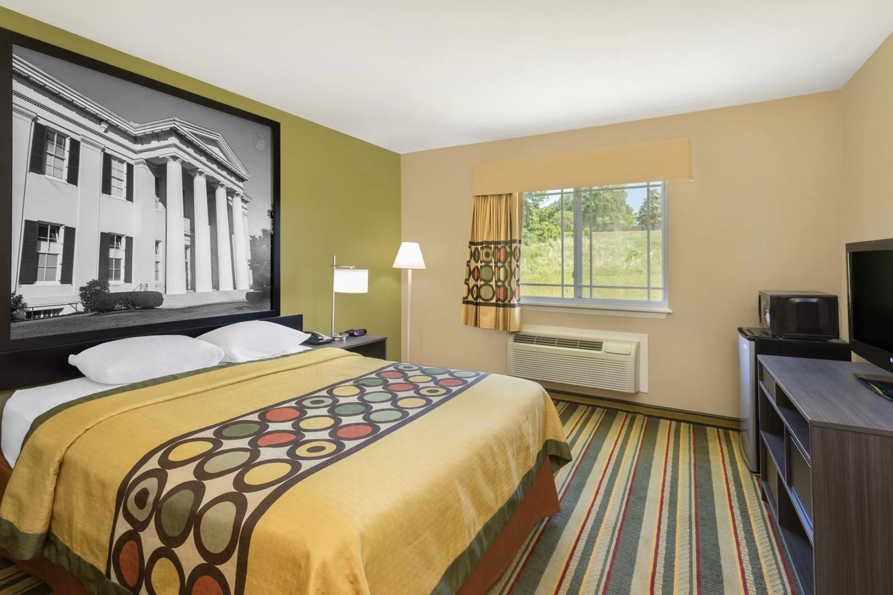 Bedroom, Bed in Super 8 by Wyndham Vicksburg