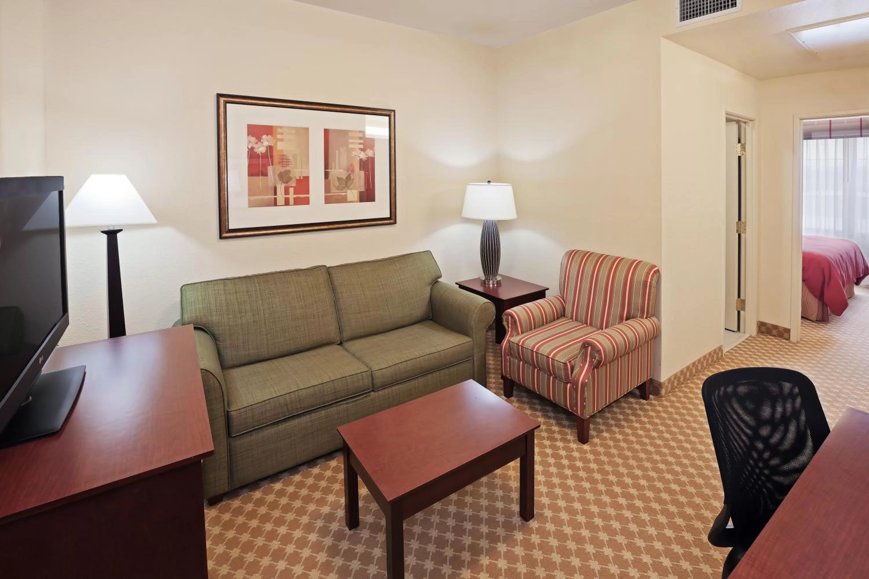 Living room in Country Inn & Suites by Radisson, Tulsa, OK