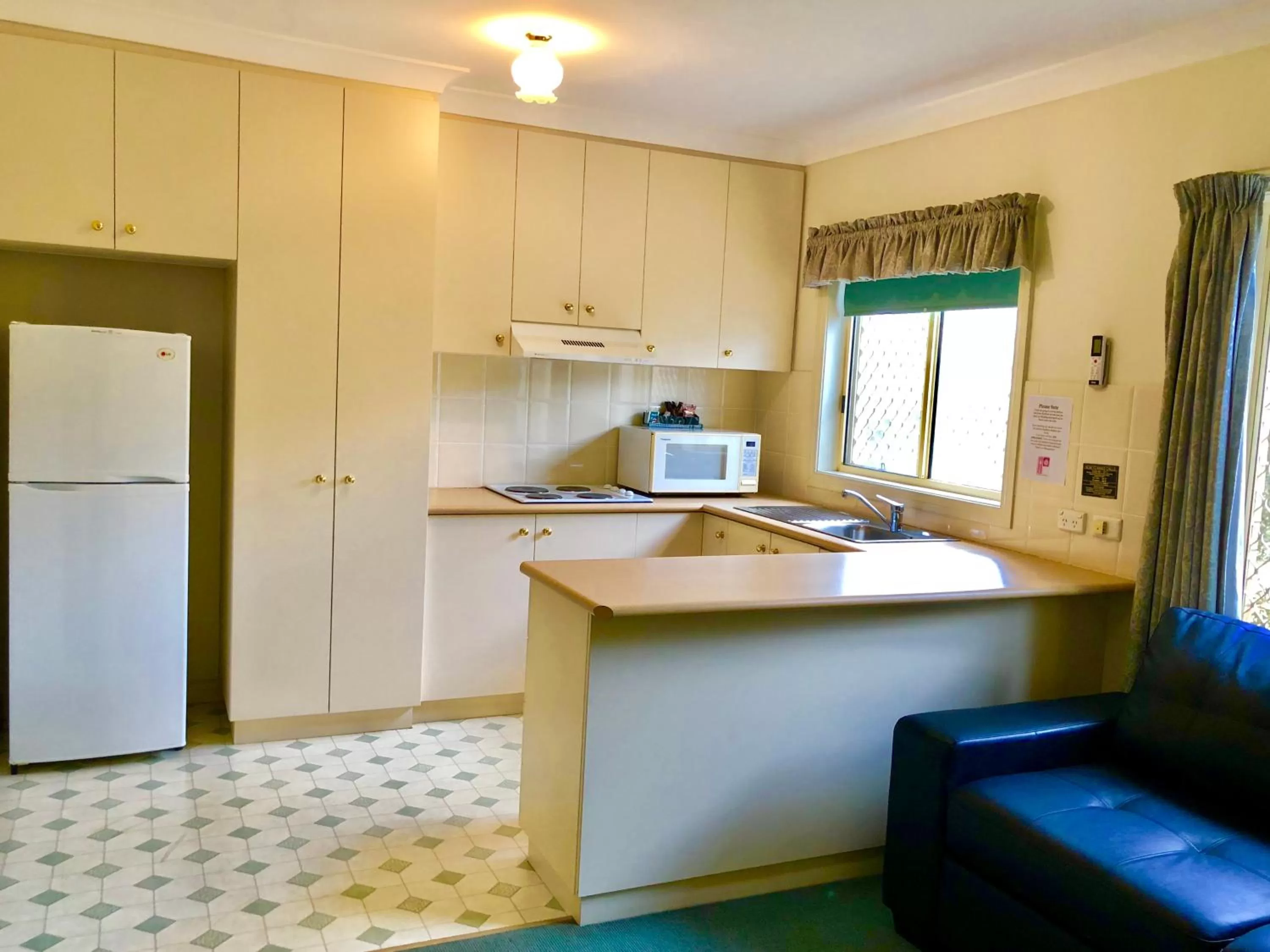 Kitchen or kitchenette in Golfview Motor Inn