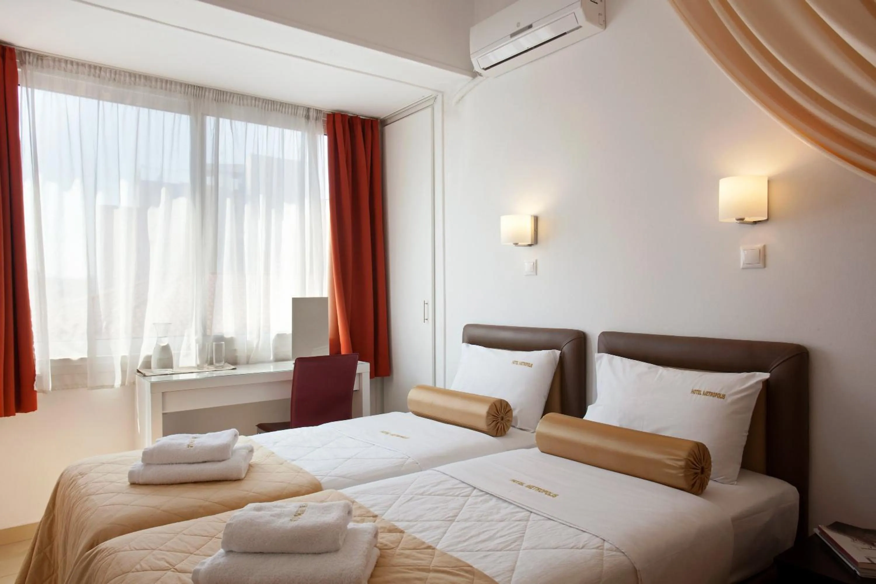 Bed in Metropolis Hotel