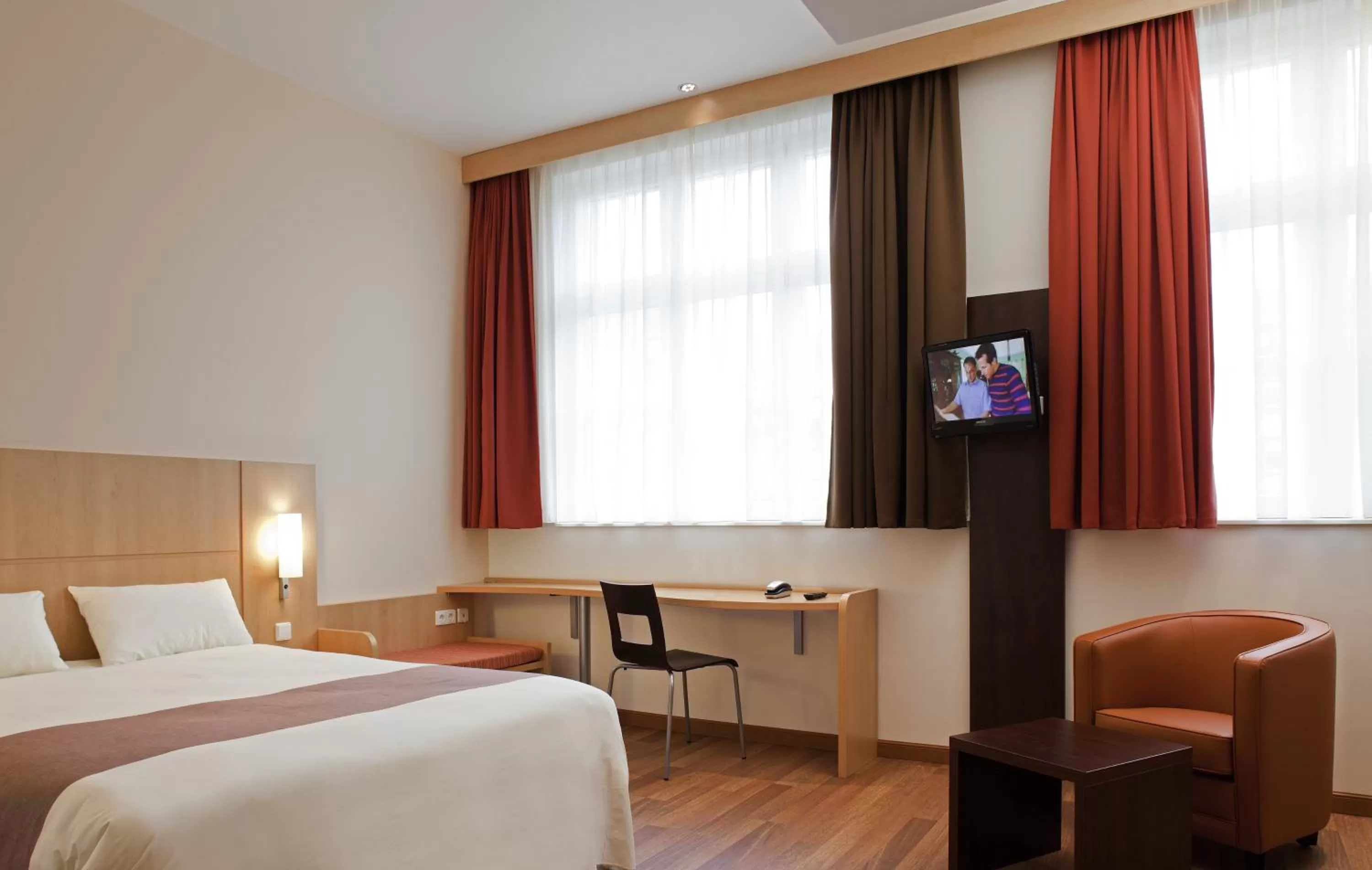 Photo of the whole room, Bed in ibis Karlsruhe Hauptbahnhof