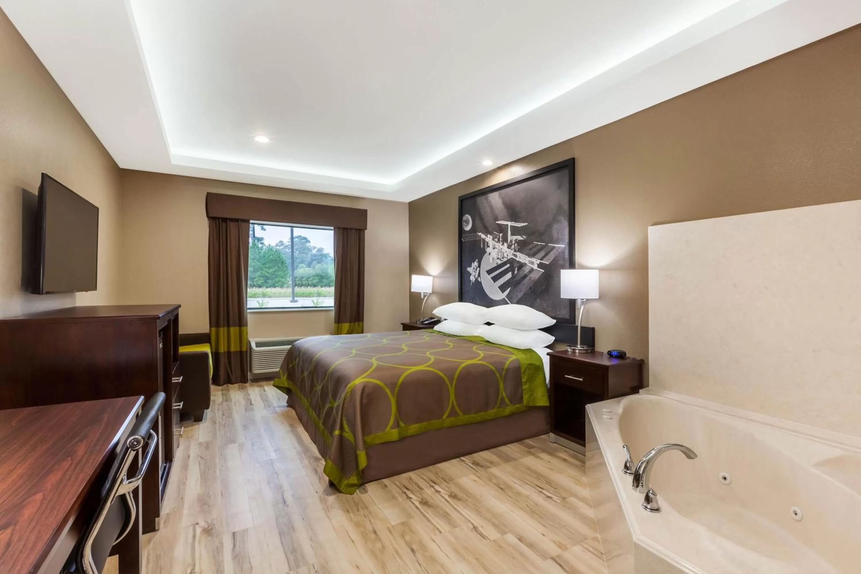 Photo of the whole room, Bed in Super 8 by Wyndham Kingwood Houston North