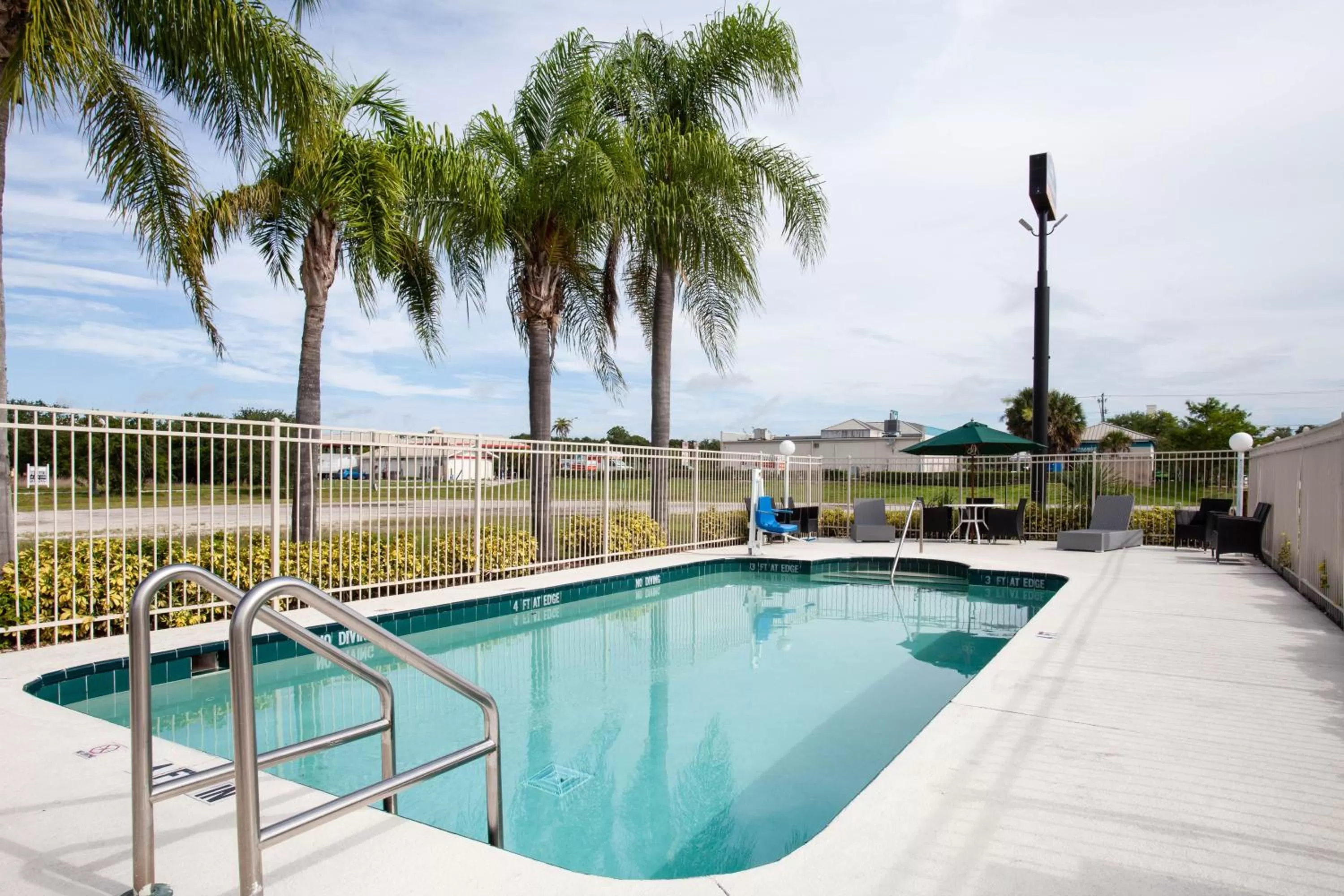 Swimming pool in Howard Johnson by Wyndham Vero Beach/I-95