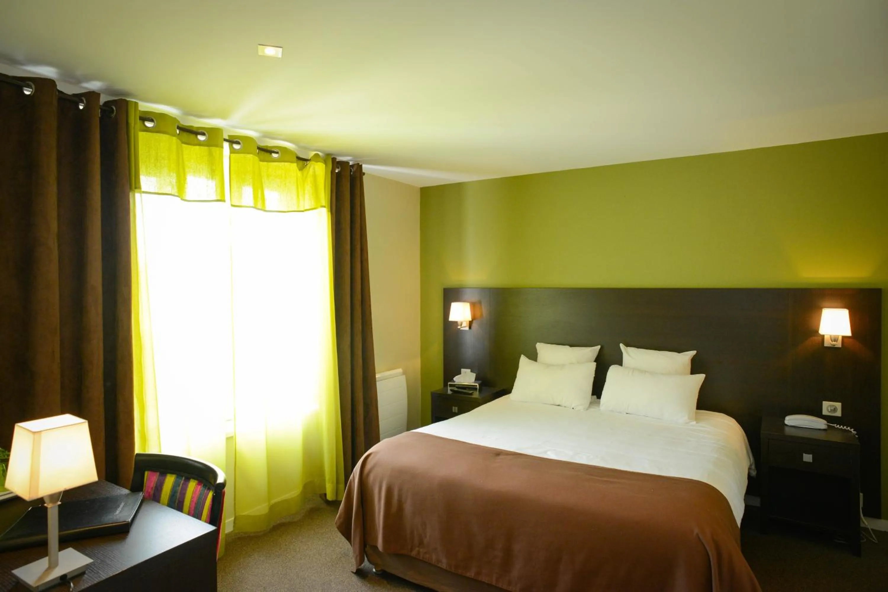 Photo of the whole room, Bed in Logis Hôtel Restaurant l'Auberge Normande