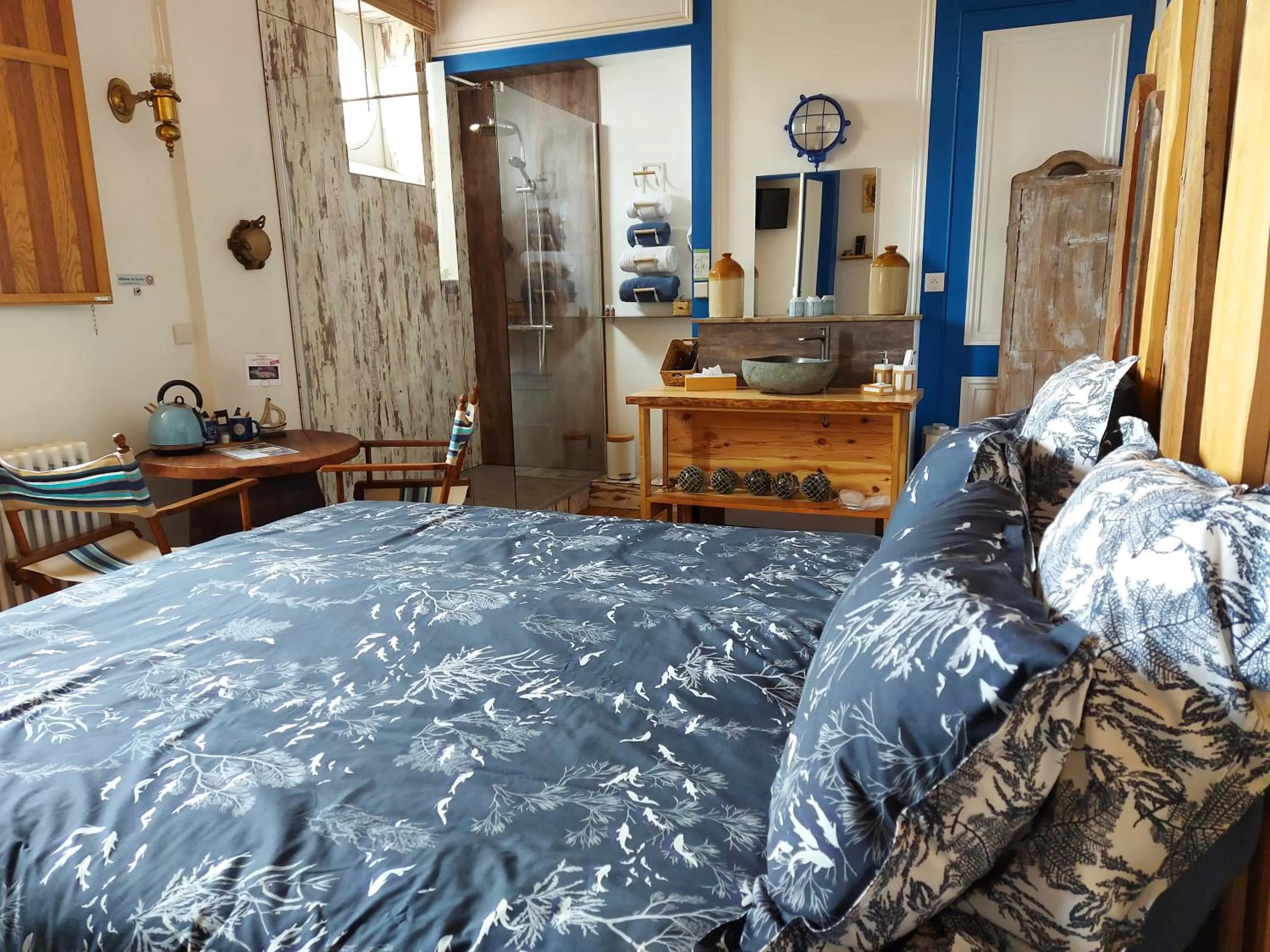 Shower, Bed in B & B Les Secrets des Loges