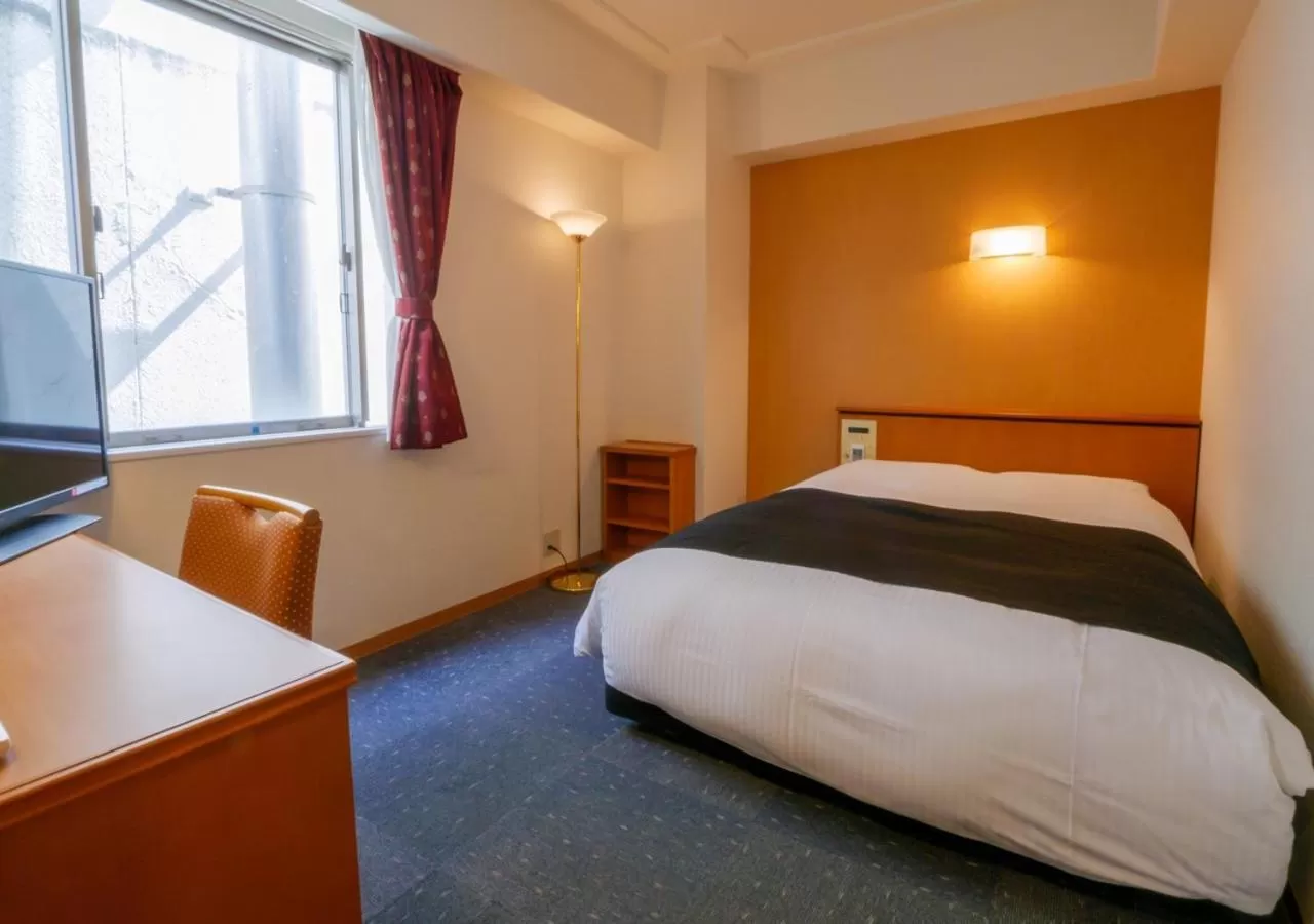 Photo of the whole room, Bed in APA Hotel Miyazaki Nobeoka Ekimae