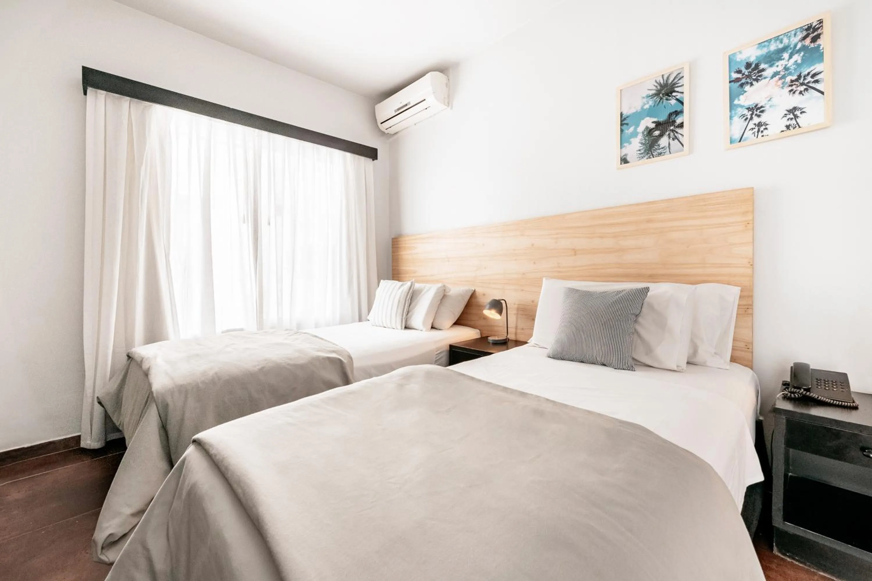 Photo of the whole room, Bed in 5411 Soho Hotel